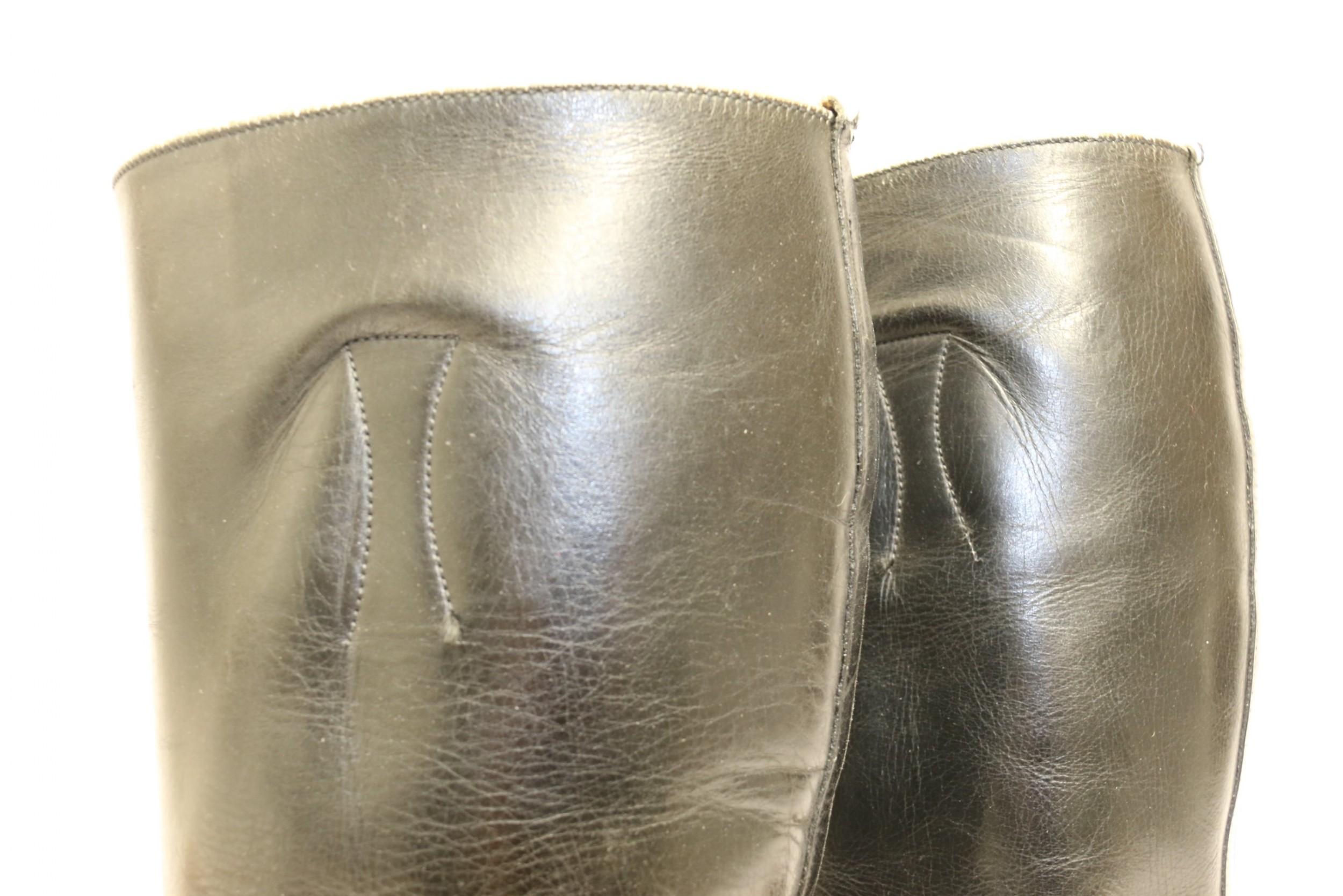 Pair of Leather Ladies Riding Boots with Accessories, Early 20th Century For Sale 4