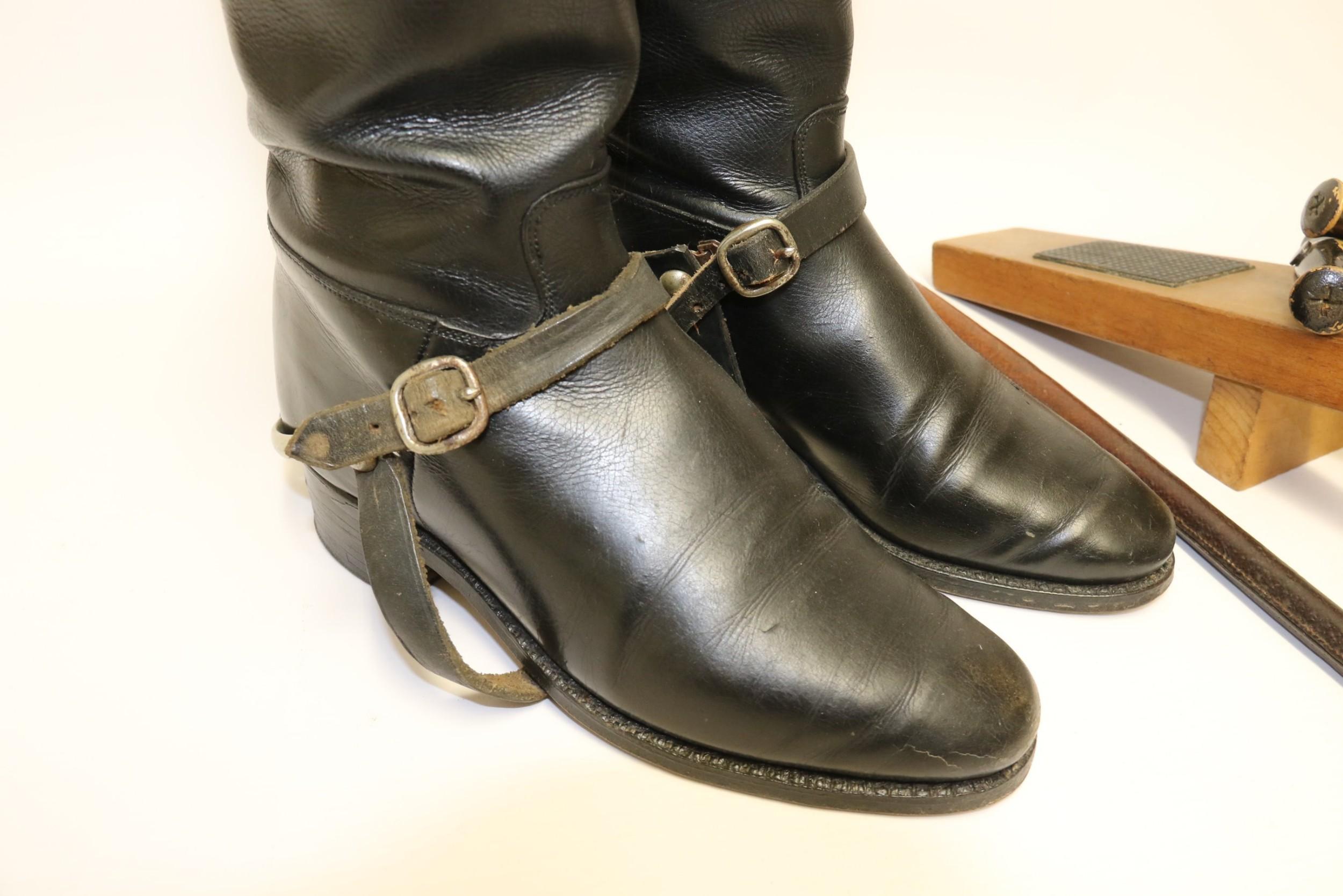 Pair of Leather Ladies Riding Boots with Accessories, Early 20th Century For Sale 6