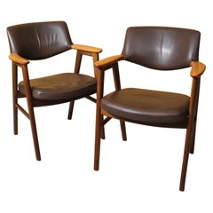 Paar Erik Kirkegaard-Schreibtischstühle aus Leder und Nussbaumholz