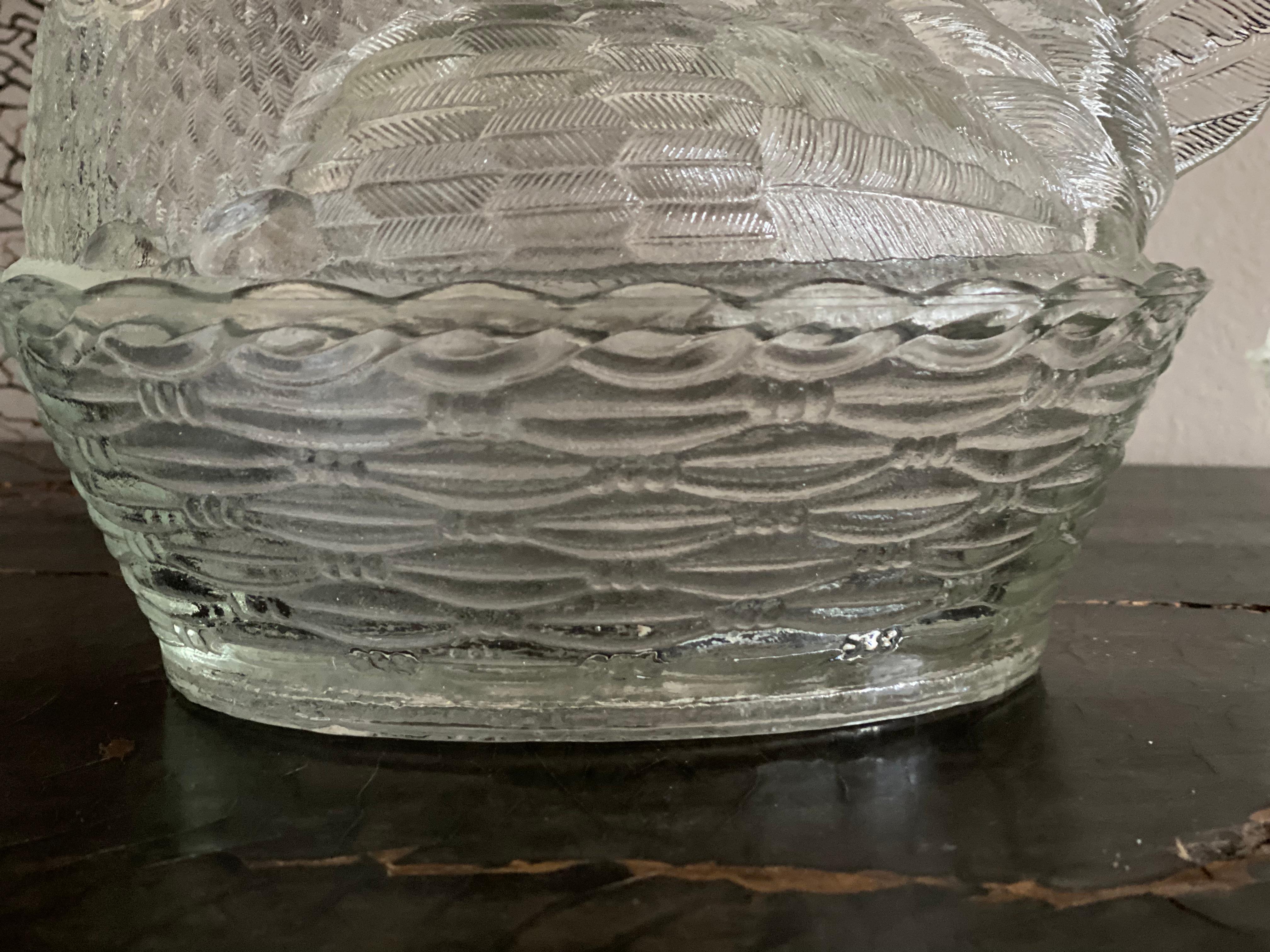 Ein Paar Deckeldosen/bonbonbonniere aus Pressglas, Henkel in einem Korb im Angebot 6