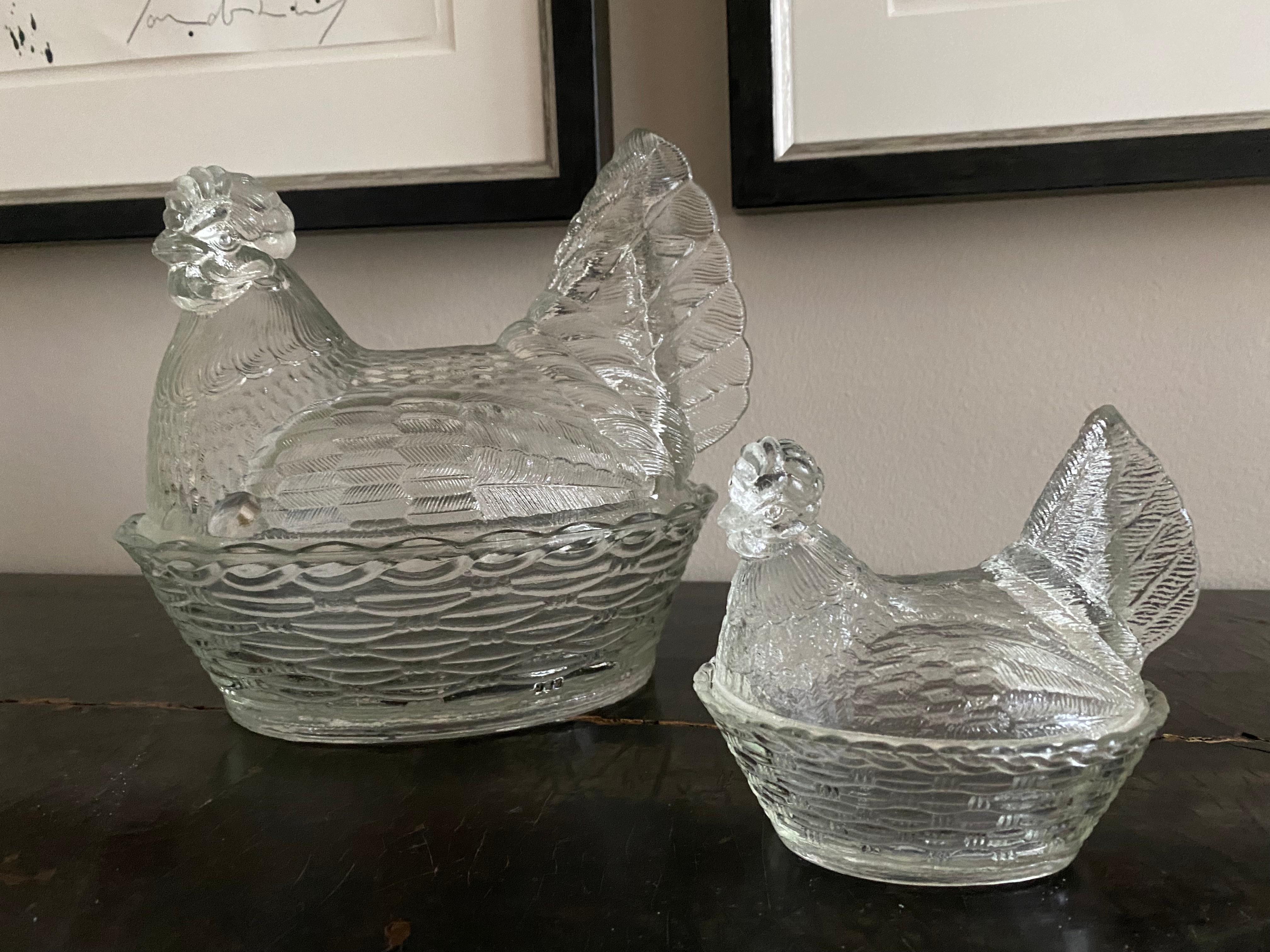 Ein Paar Dosen/Bonbonnieren mit Deckel aus Pressglas, Hühner in einem Korb
Diese Dosen mit Deckel sind ein französischer Klassiker. Die Dosen sind aus gepresstem Glas, fein beschriftet mit sauberen scharfen Kanten. Sie können darin Süßigkeiten und
