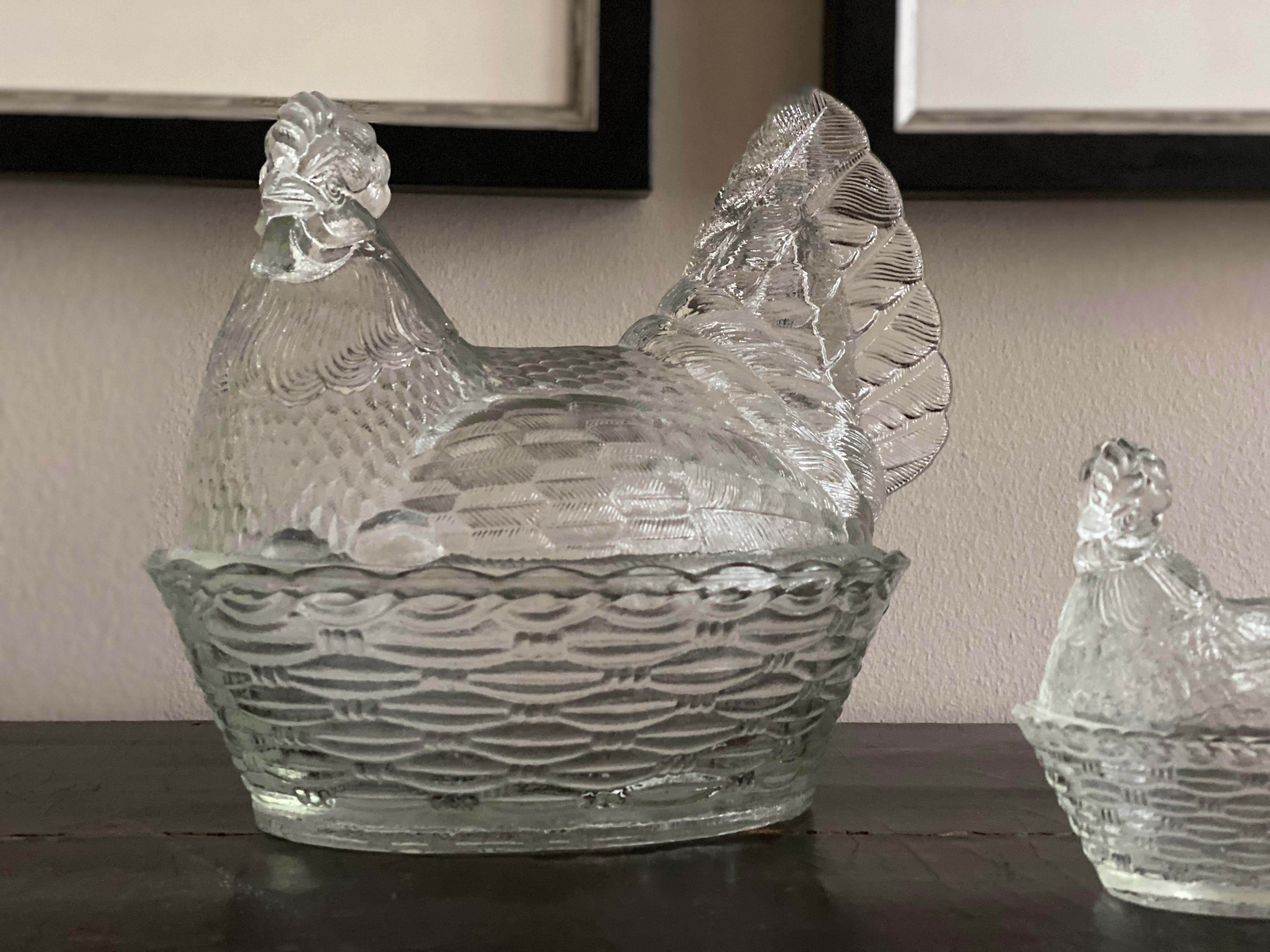 Pair of Lidded Cans/Bonbonniere Made of Pressed Glass, Hens in a Basket In Good Condition For Sale In Hamburg, DE