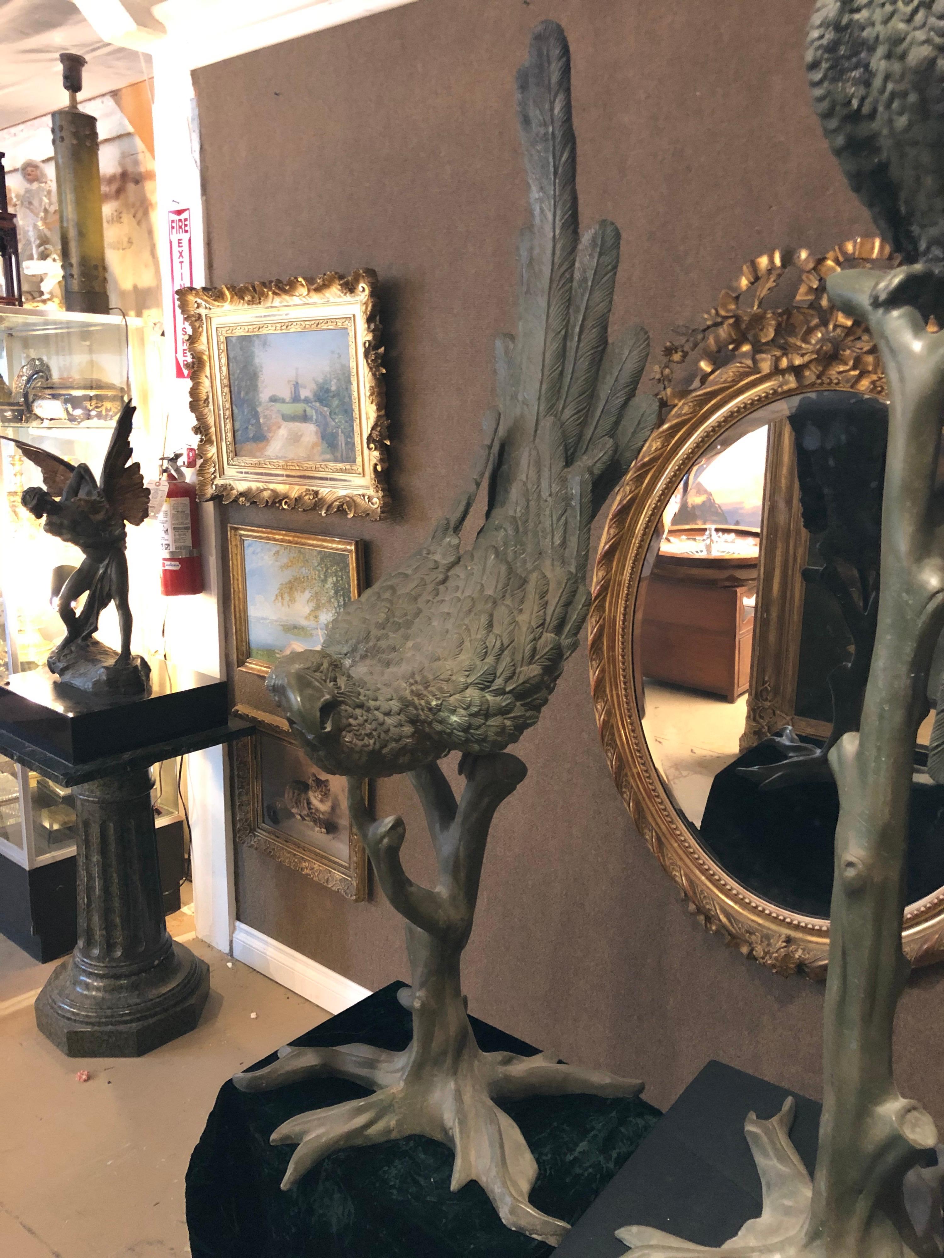 Provincial français Paire de perroquets mâle et femelle en bronze patiné de taille réelle sur branches, France en vente