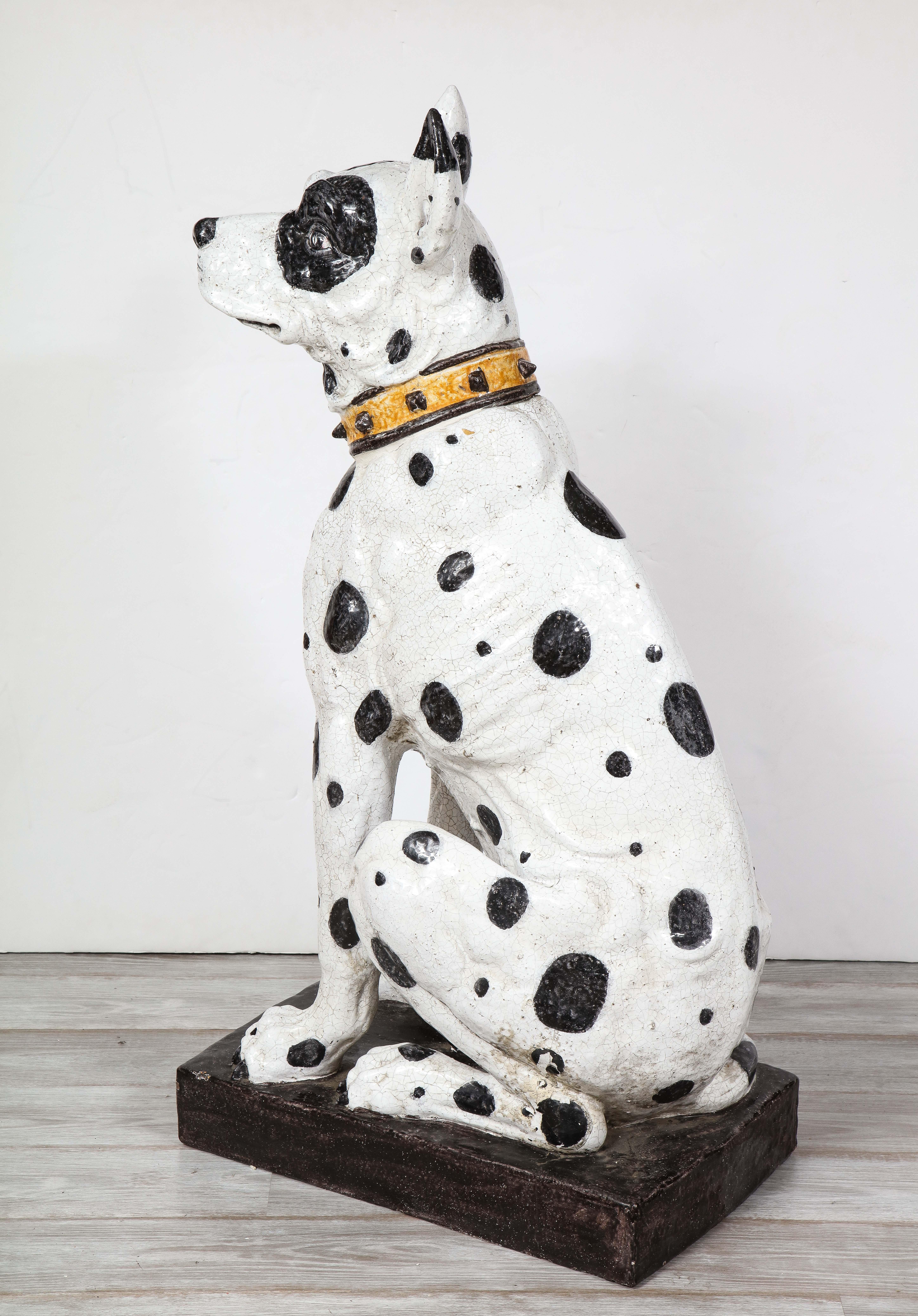 Paire de sculptures italiennes grandeur nature en céramique représentant des chiens dogues allemands noirs et blancs en vente 3