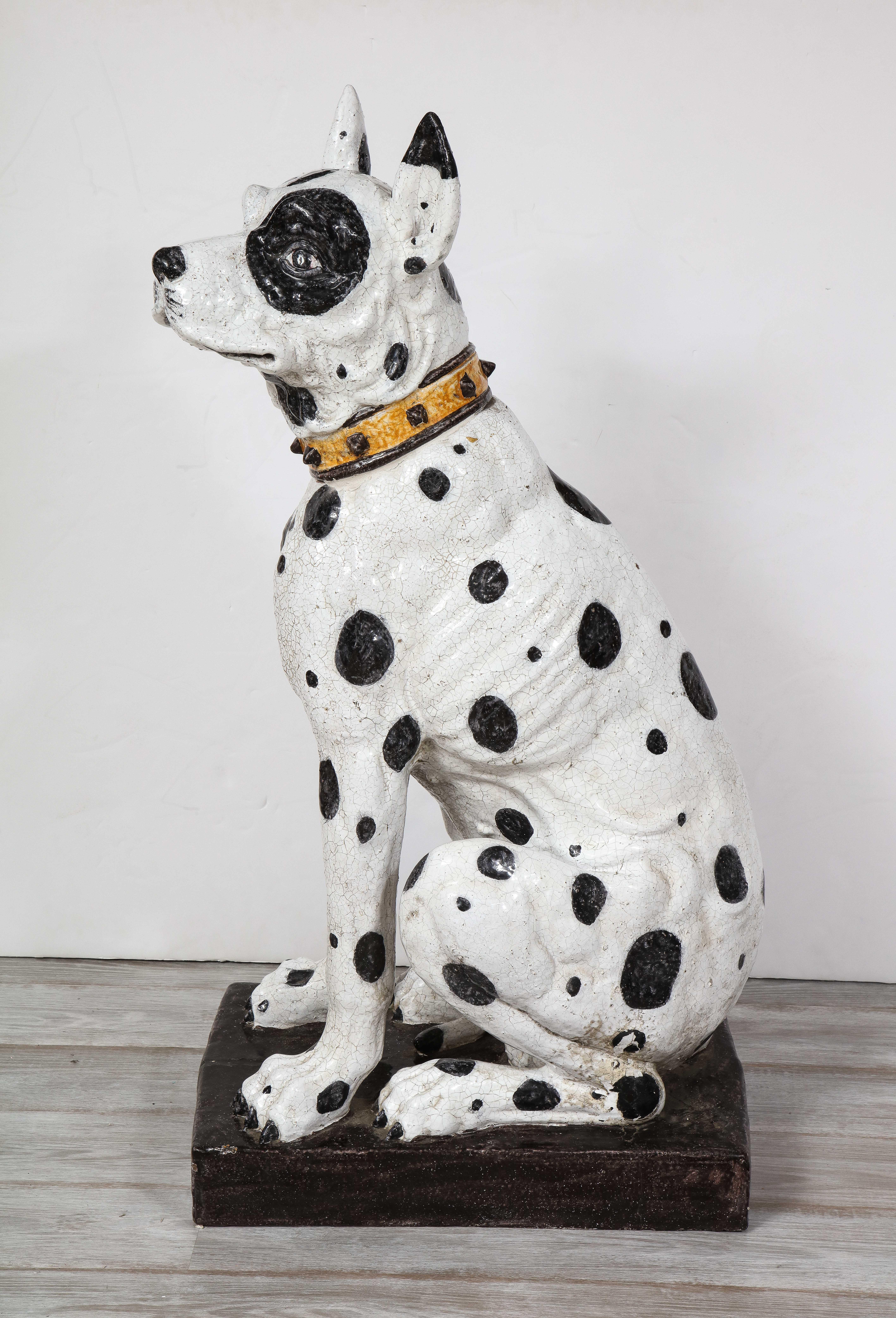 Paire de sculptures italiennes grandeur nature en céramique représentant des chiens dogues allemands noirs et blancs en vente 4