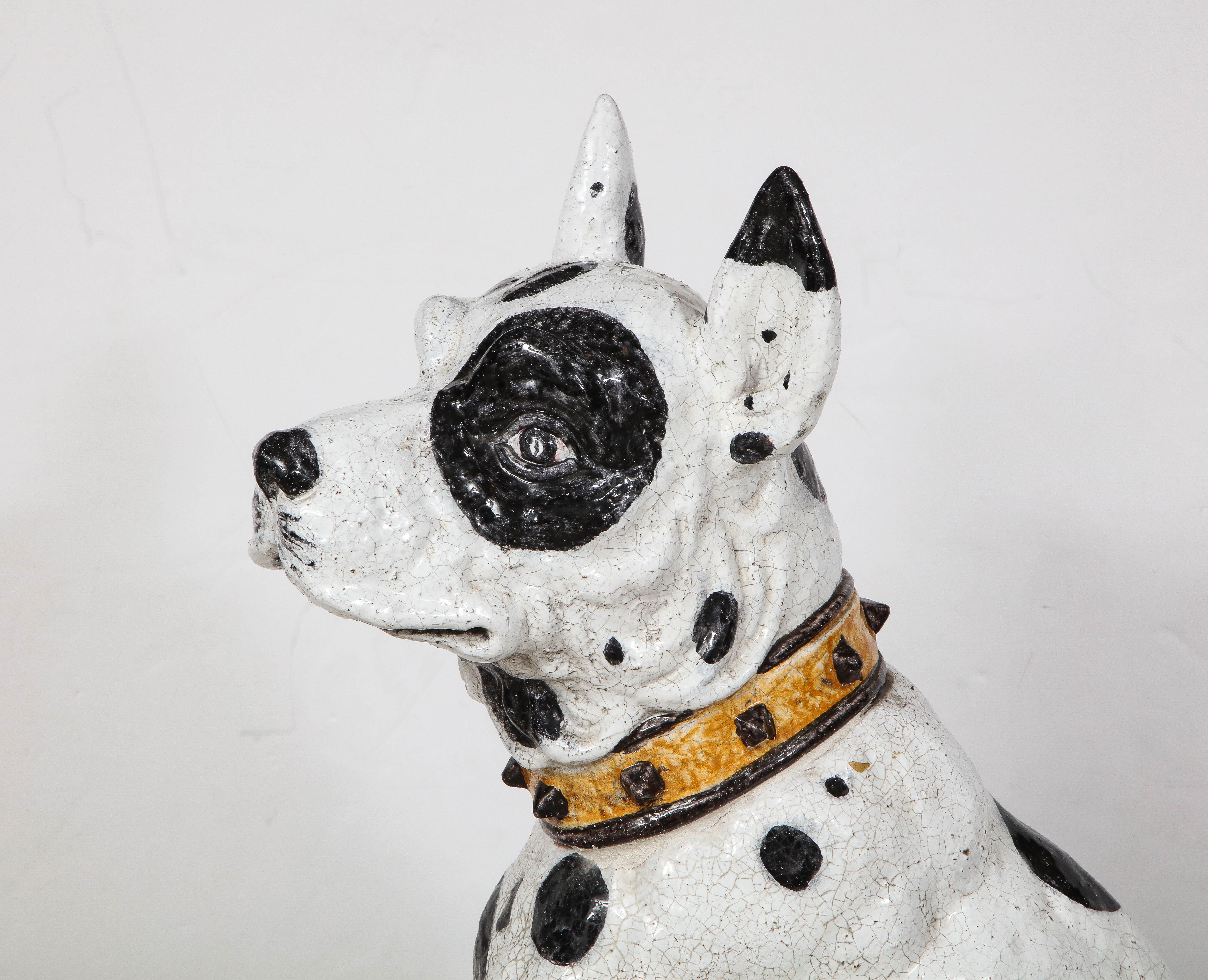 Paire de sculptures italiennes grandeur nature en céramique représentant des chiens dogues allemands noirs et blancs en vente 5