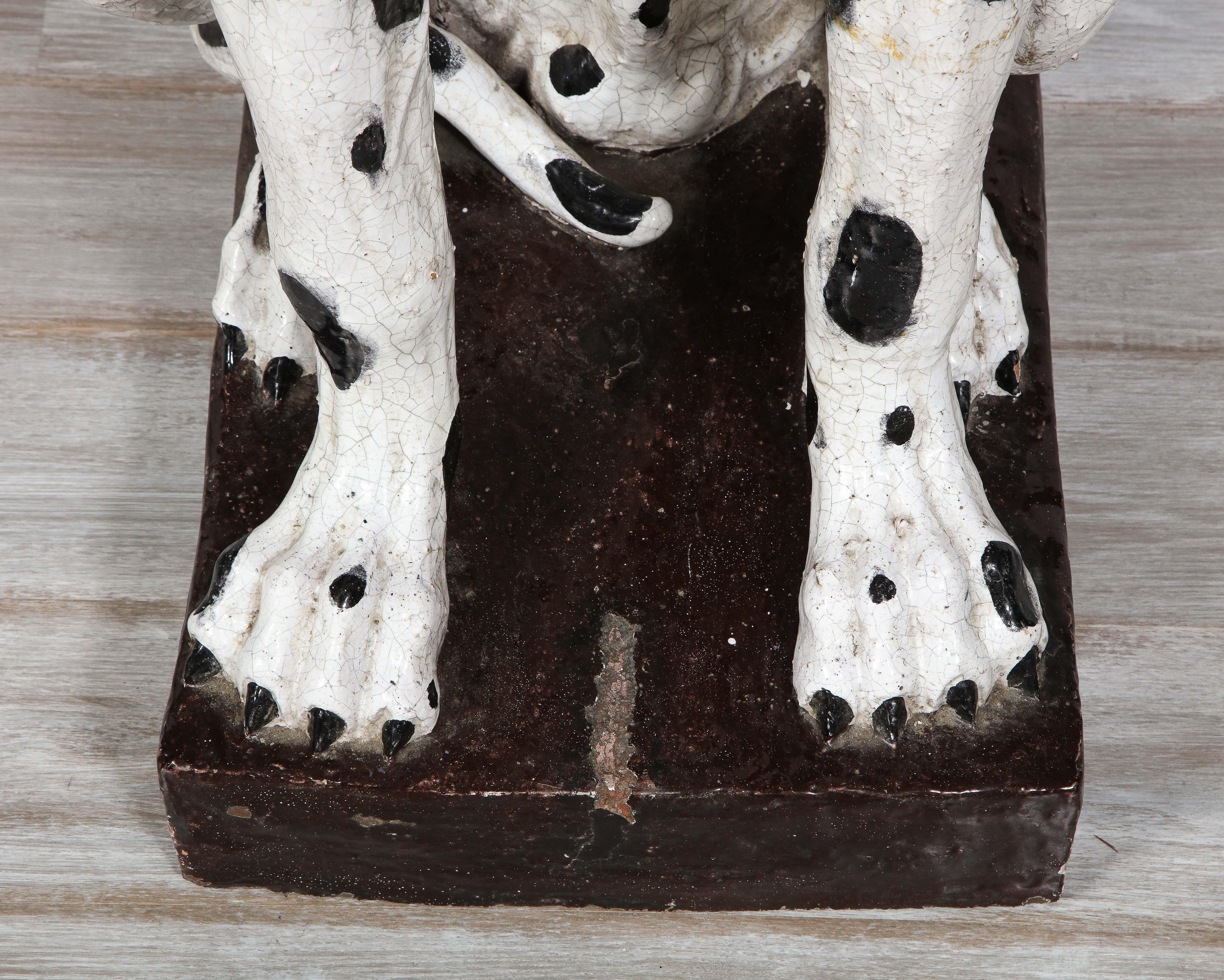 Paire de sculptures italiennes grandeur nature en céramique représentant des chiens dogues allemands noirs et blancs en vente 9