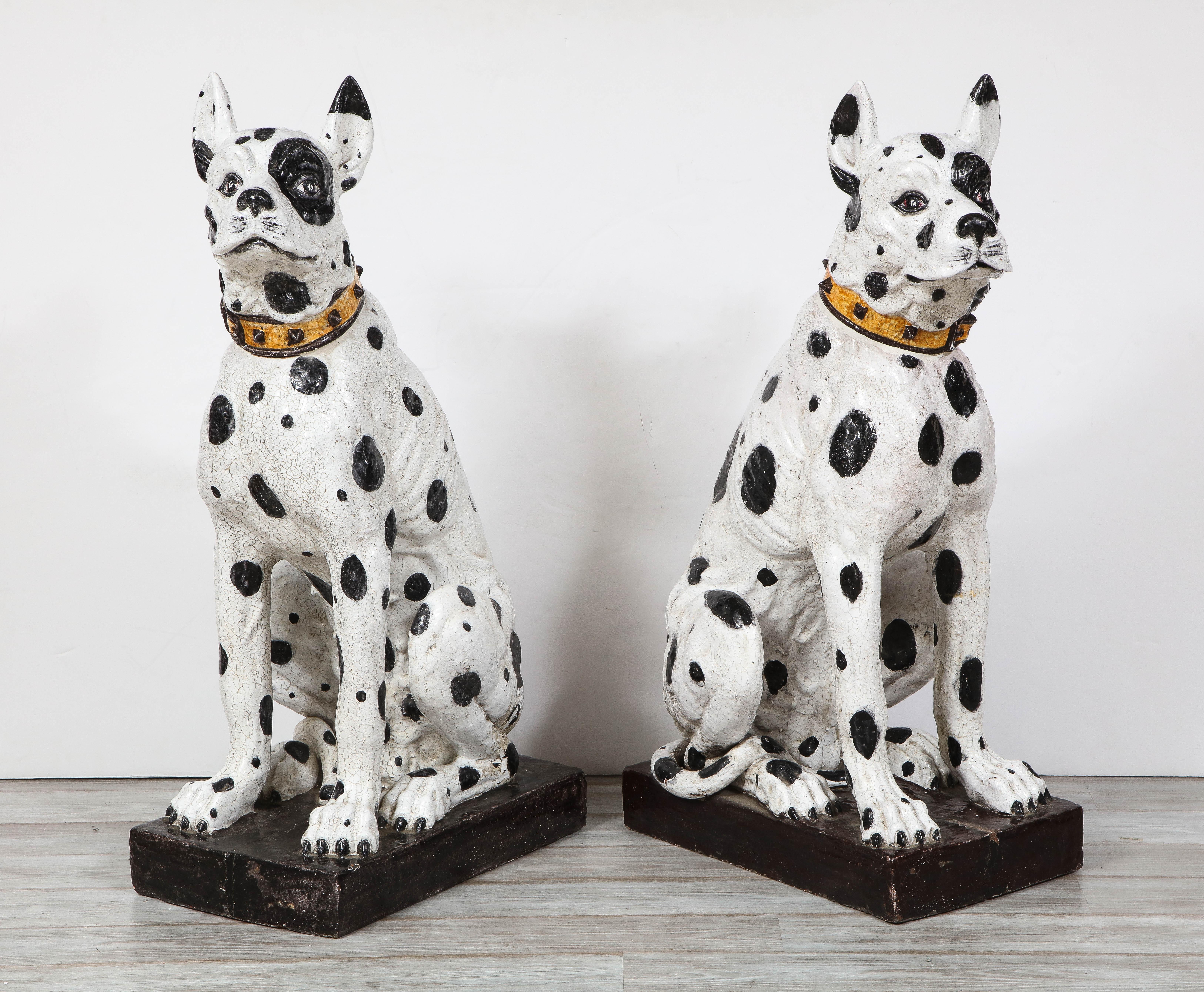 Mid-Century Modern Paire de sculptures italiennes grandeur nature en céramique représentant des chiens dogues allemands noirs et blancs en vente