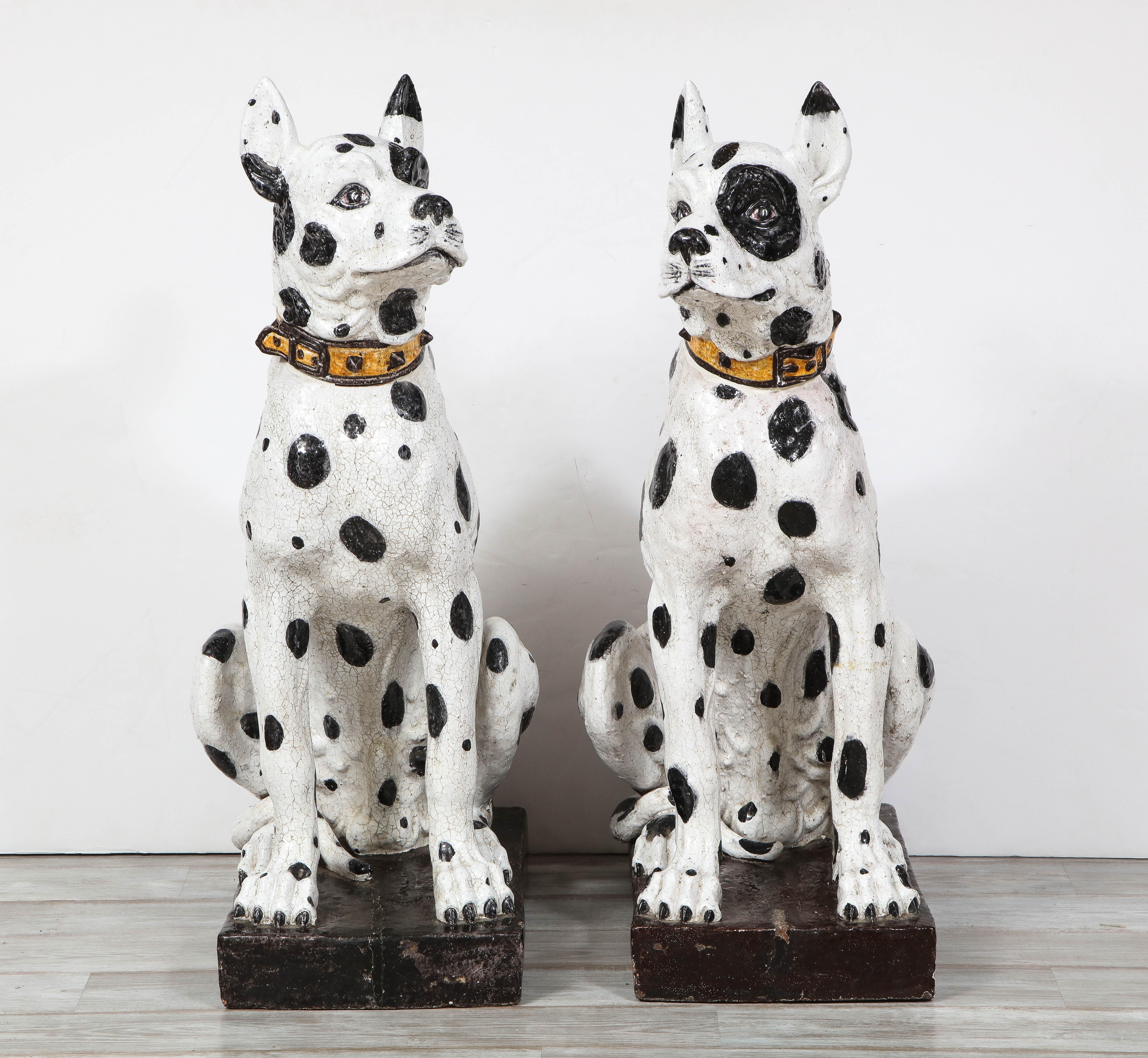 Peint à la main Paire de sculptures italiennes grandeur nature en céramique représentant des chiens dogues allemands noirs et blancs en vente
