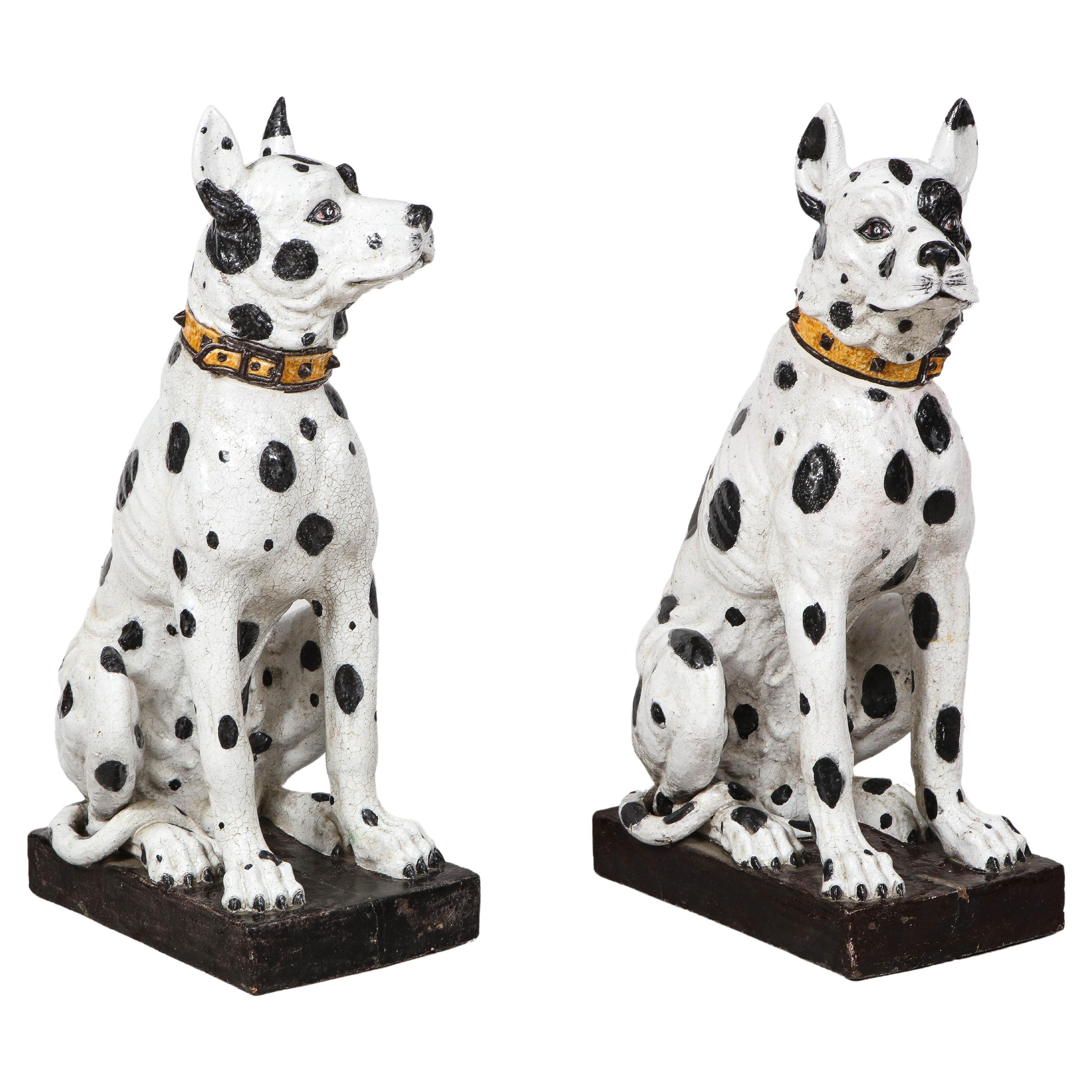 Paire de sculptures italiennes grandeur nature en céramique représentant des chiens dogues allemands noirs et blancs en vente