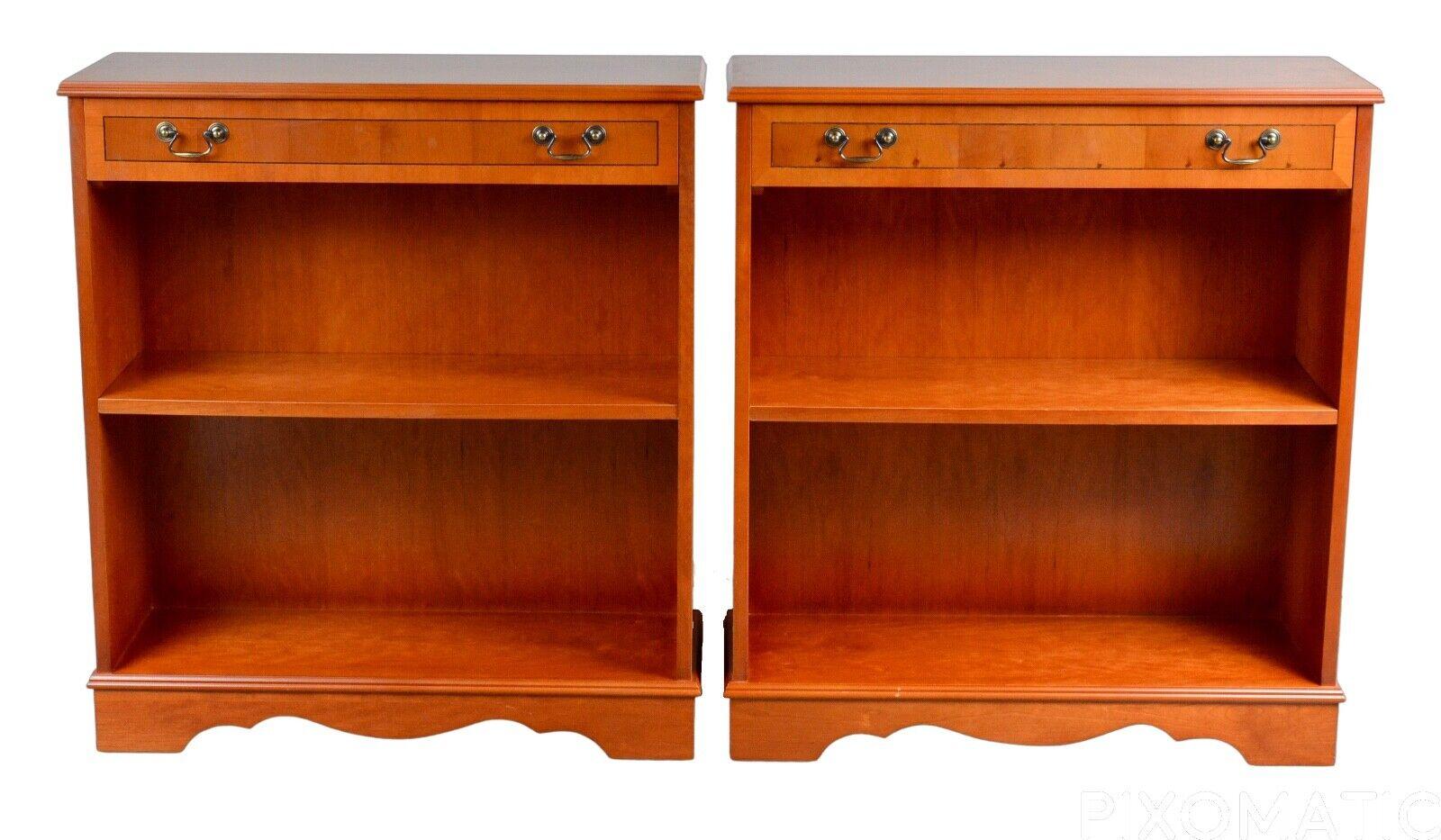Siamo lieti di offrire questa coppia di librerie in noce, realizzate in Inghilterra e caratterizzate da scaffali aperti con un cassetto e un ripiano regolabile.
in modo che possano adattarsi a qualsiasi libro in altezza.

DIMENSIONI 
Altezza: 87