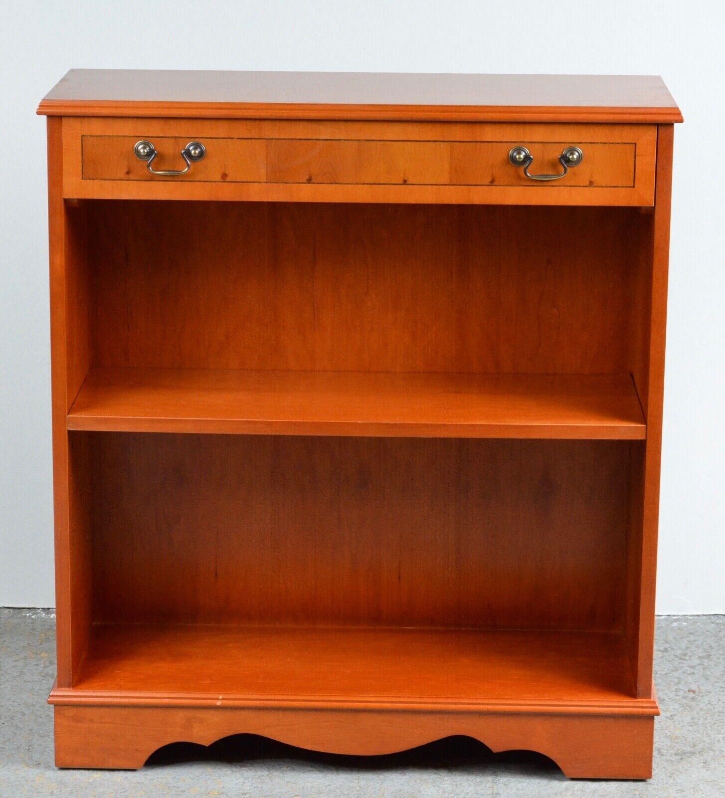 Mid-Century moderno Una serie di librerie in radica e radica di noce intarsiata con ripiani regolabili. in vendita
