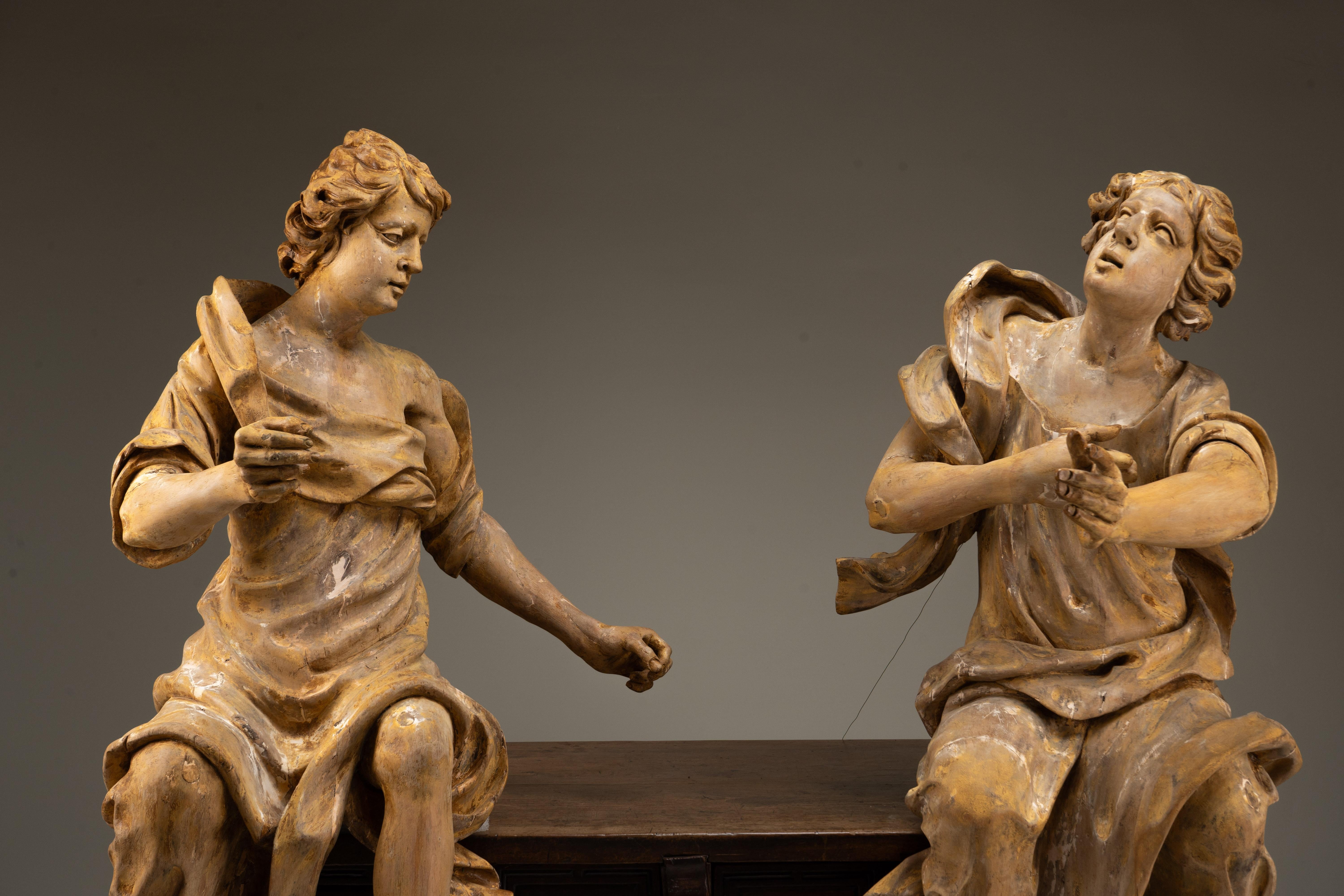 Exquisément sculptée dans du bois de tilleul, cette paire d'anges baroques autrichiens incarne le mouvement dynamique et l'expression dramatique caractéristiques de cette période. Chaque personnage est rendu avec une remarquable attention aux