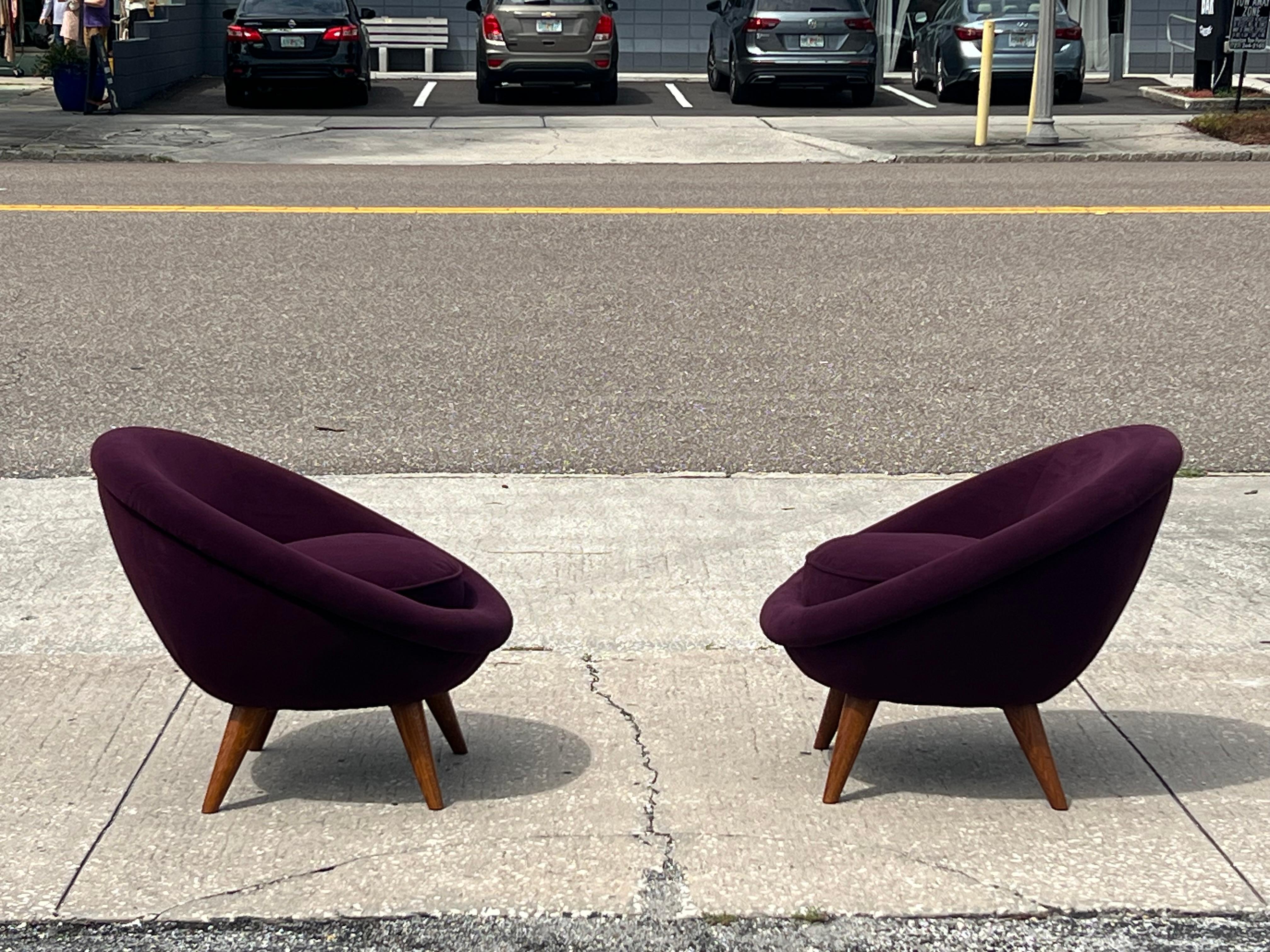 A Pair of Little Egg Chairs en vente 3