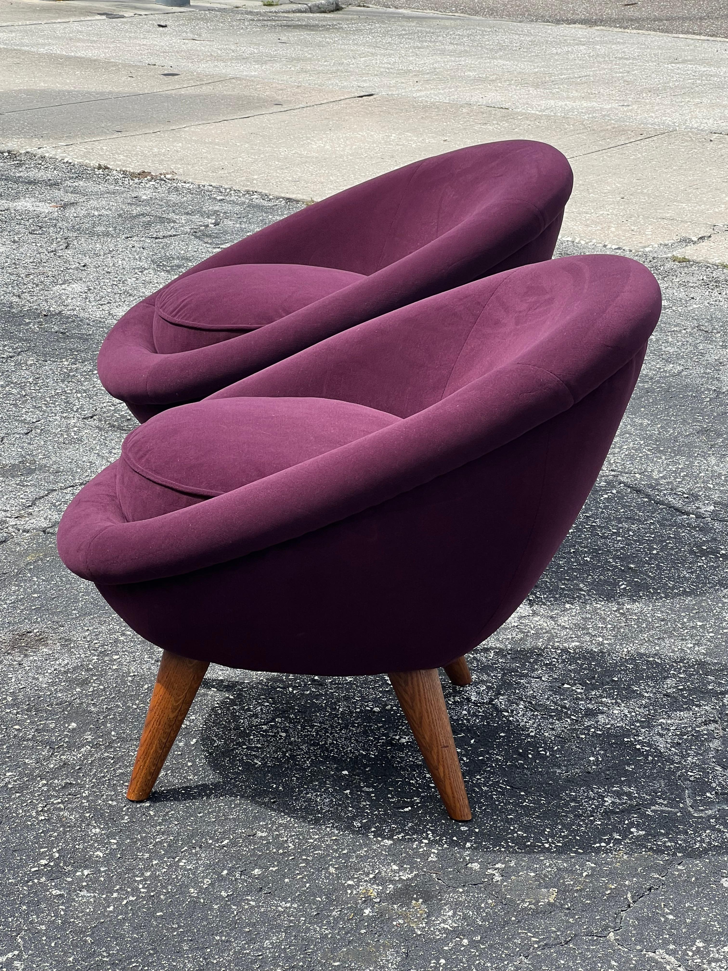 A Pair of Little Egg Chairs en vente 4