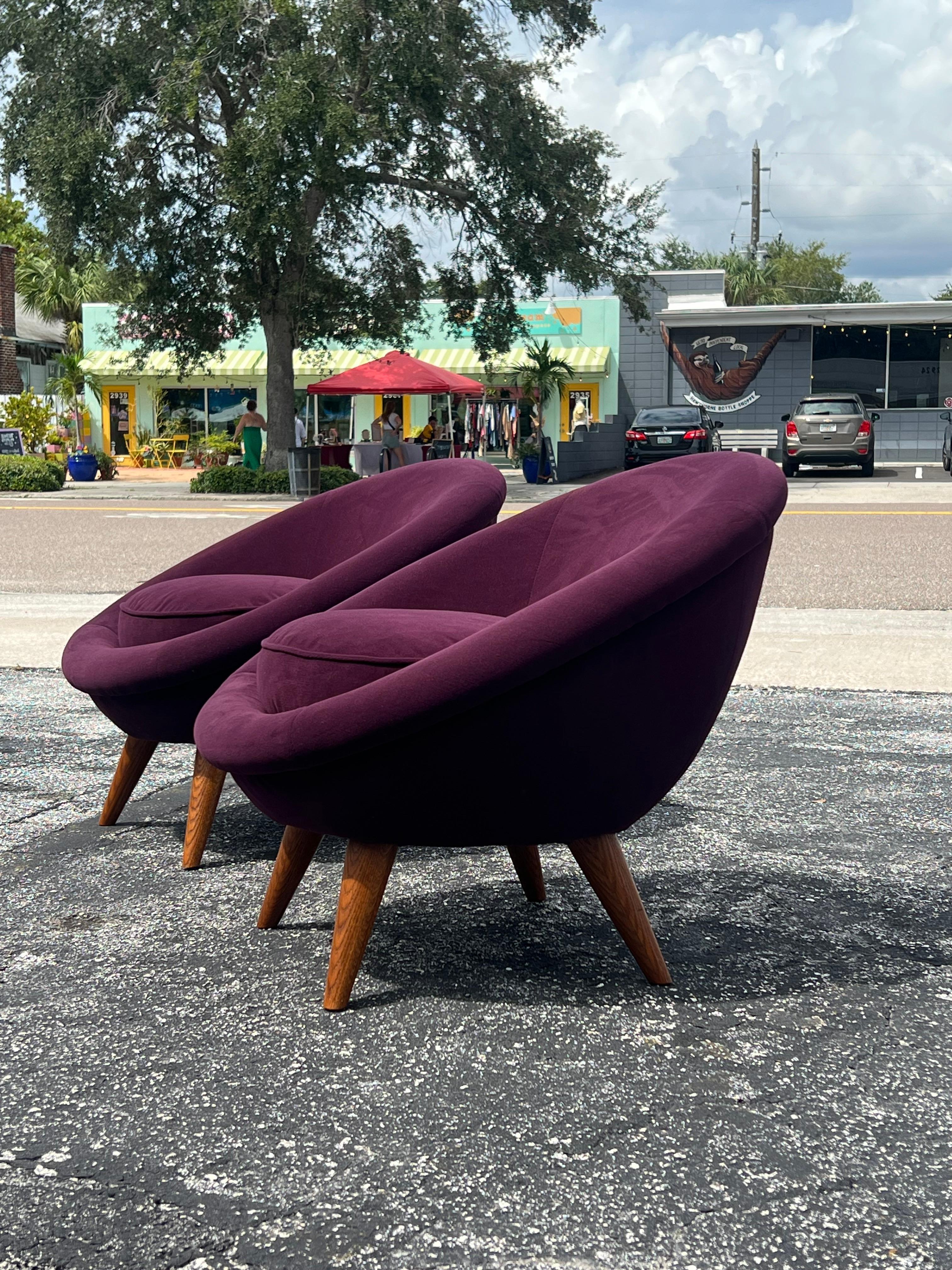 A Pair of Little Egg Chairs en vente 5