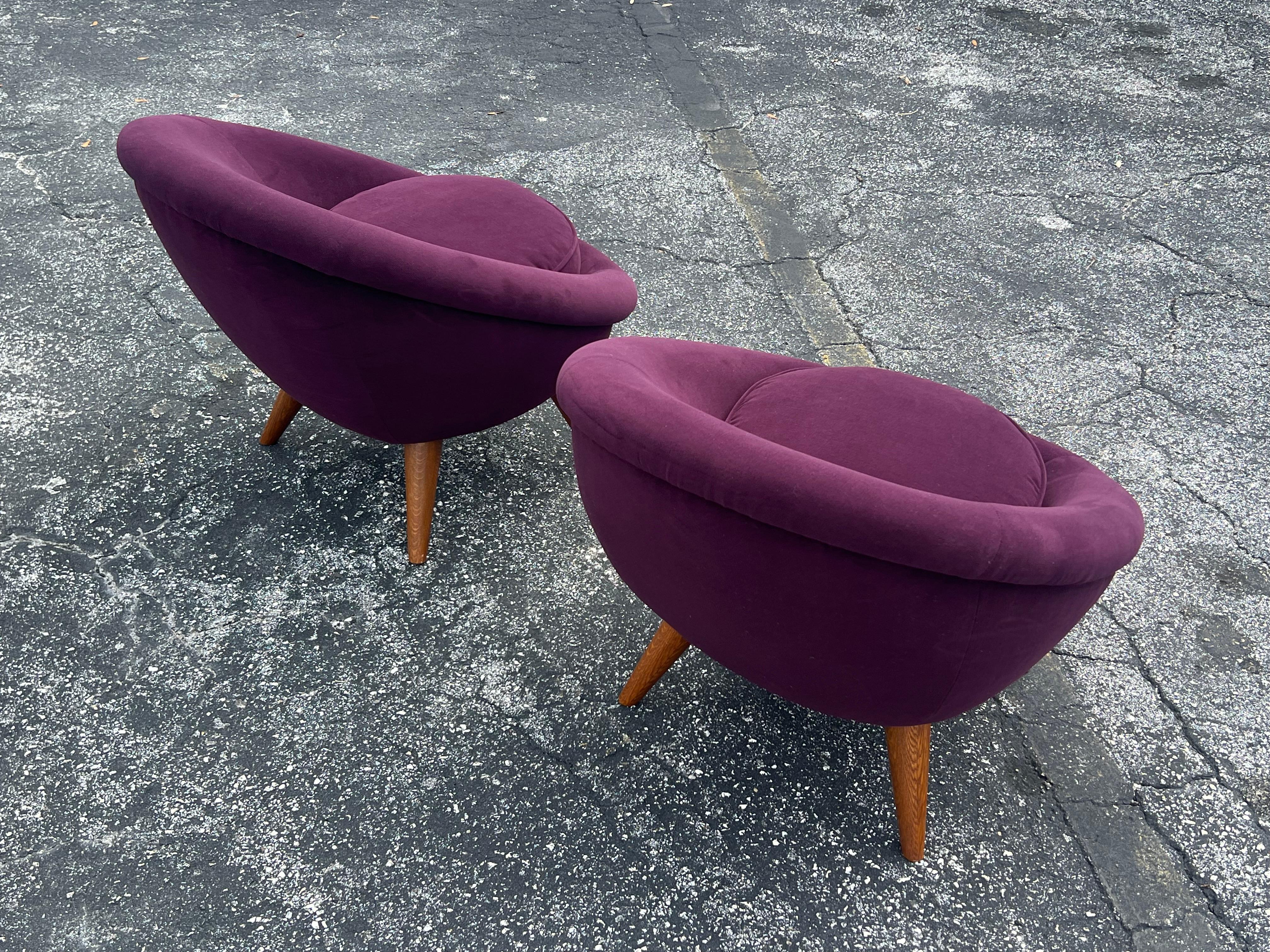 A Pair of Little Egg Chairs en vente 6