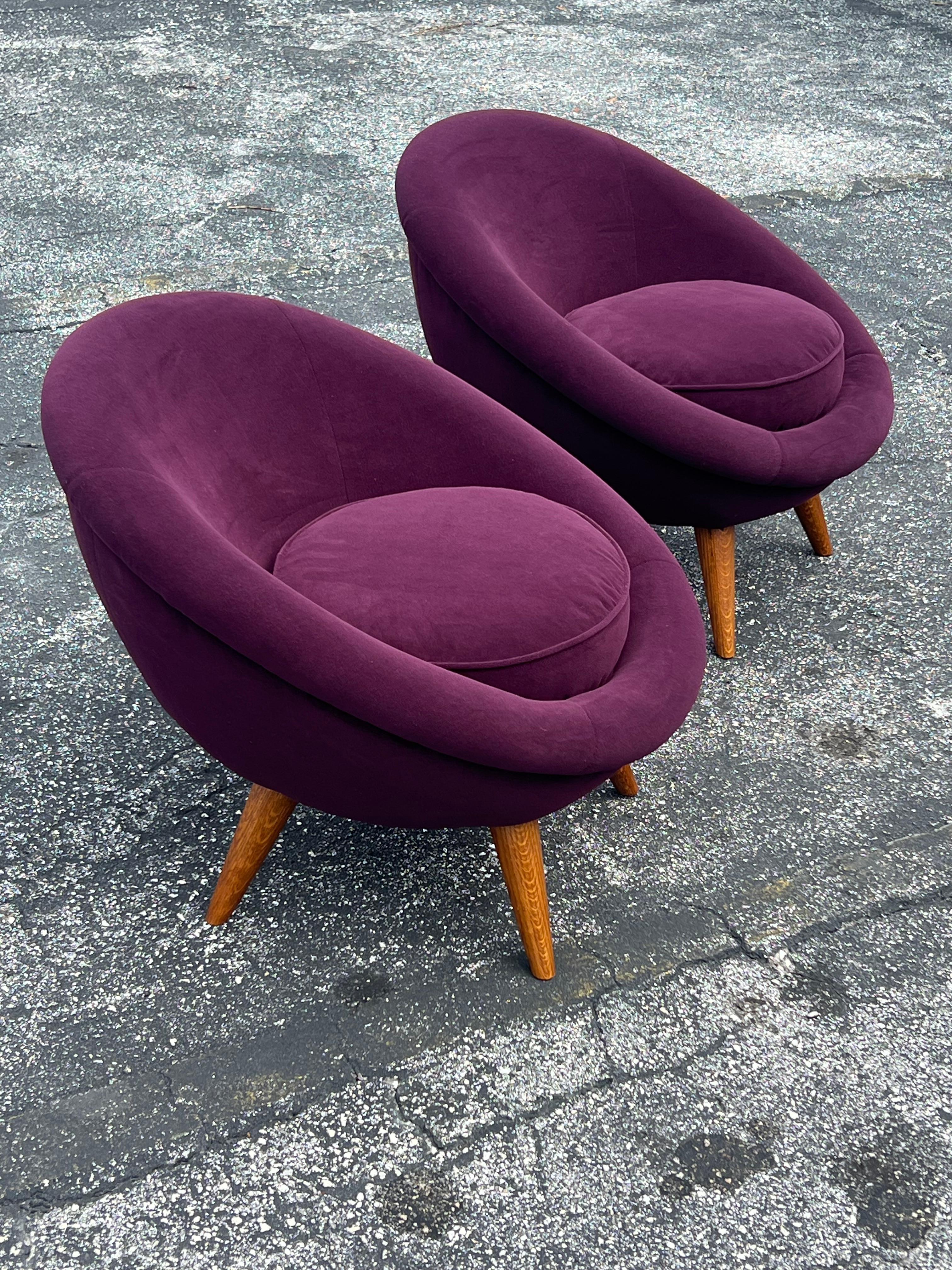 A Pair of Little Egg Chairs en vente 7