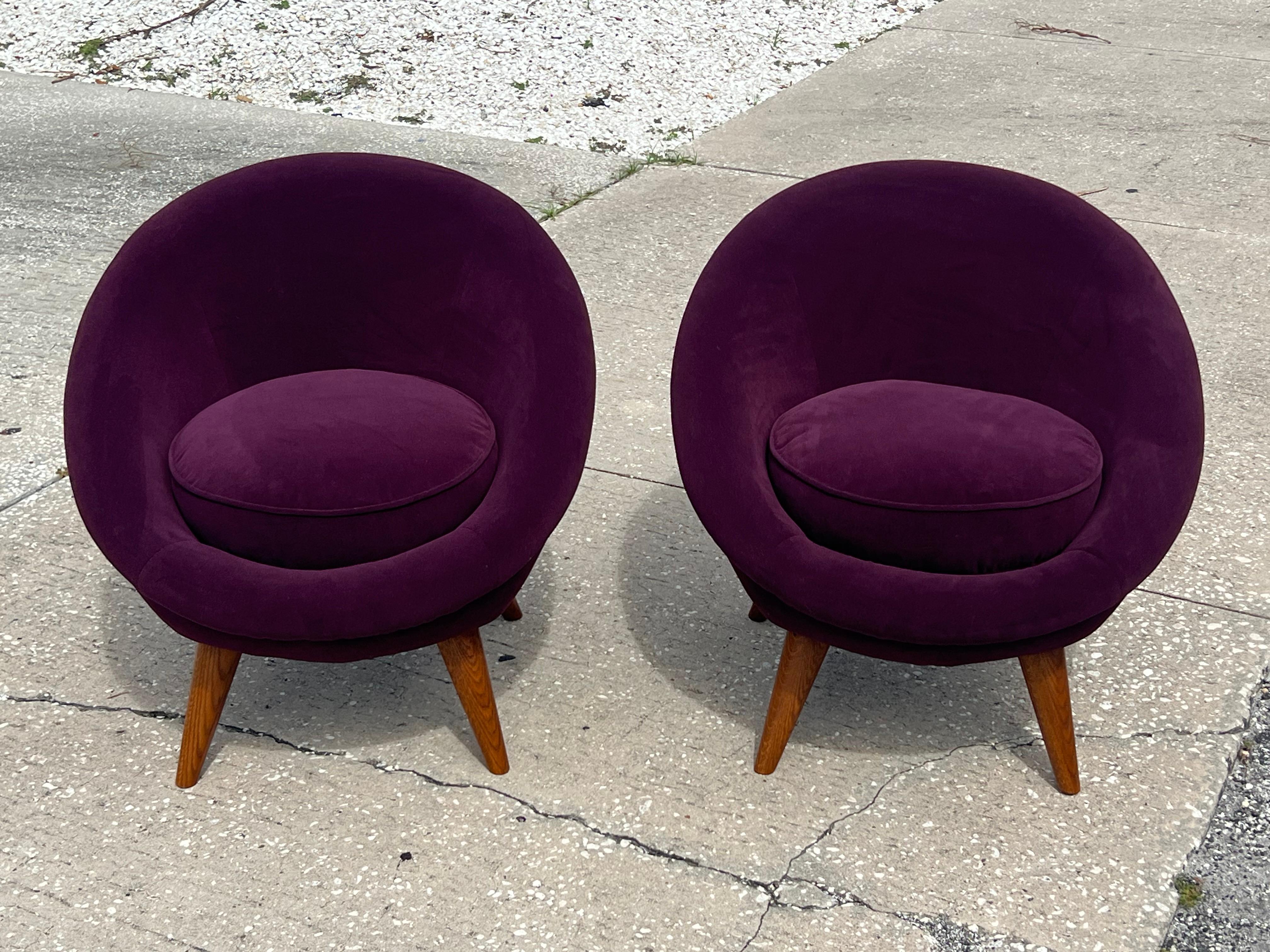 Mid-Century Modern A Pair of Little Egg Chairs en vente