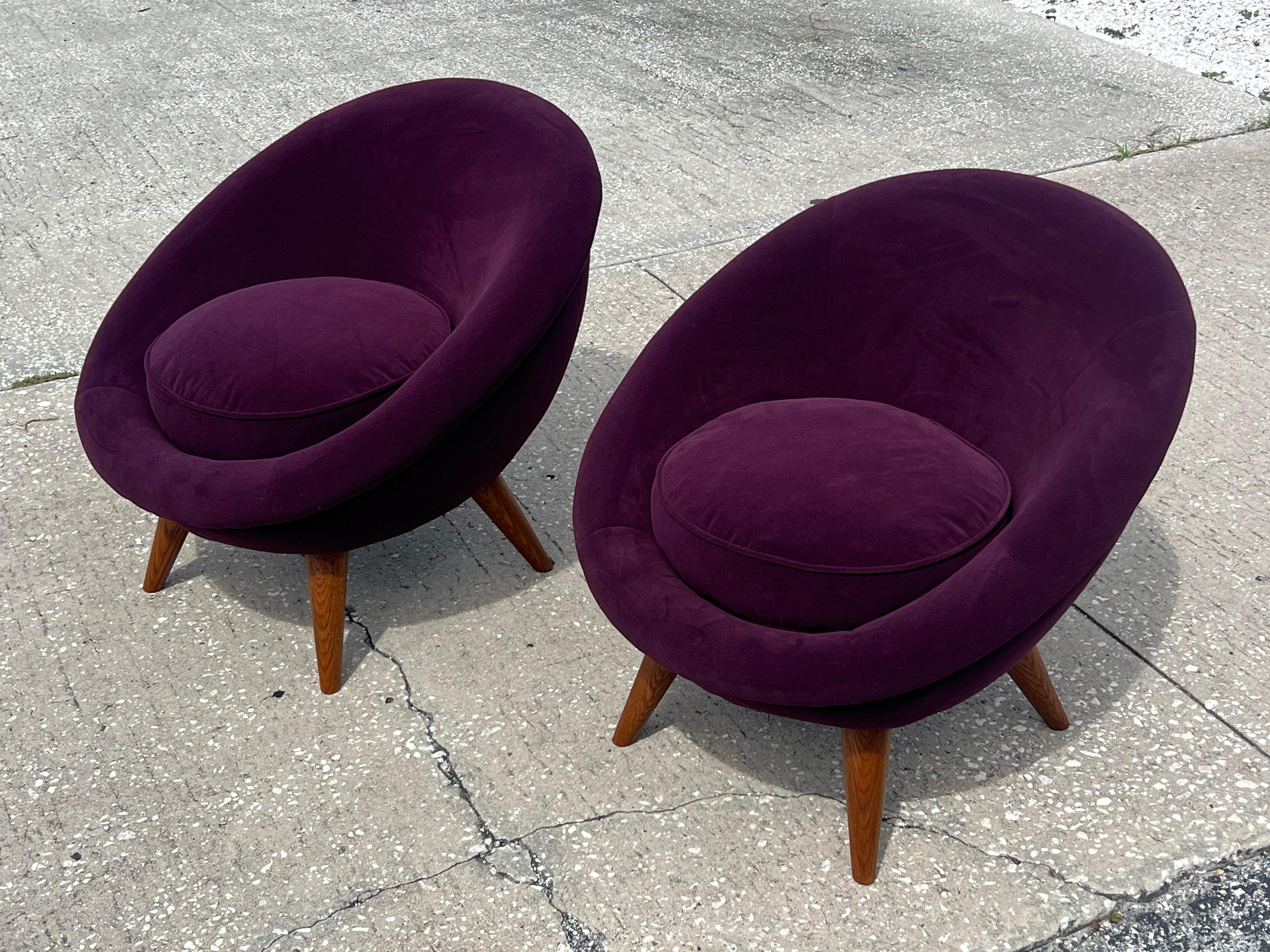 Français A Pair of Little Egg Chairs en vente
