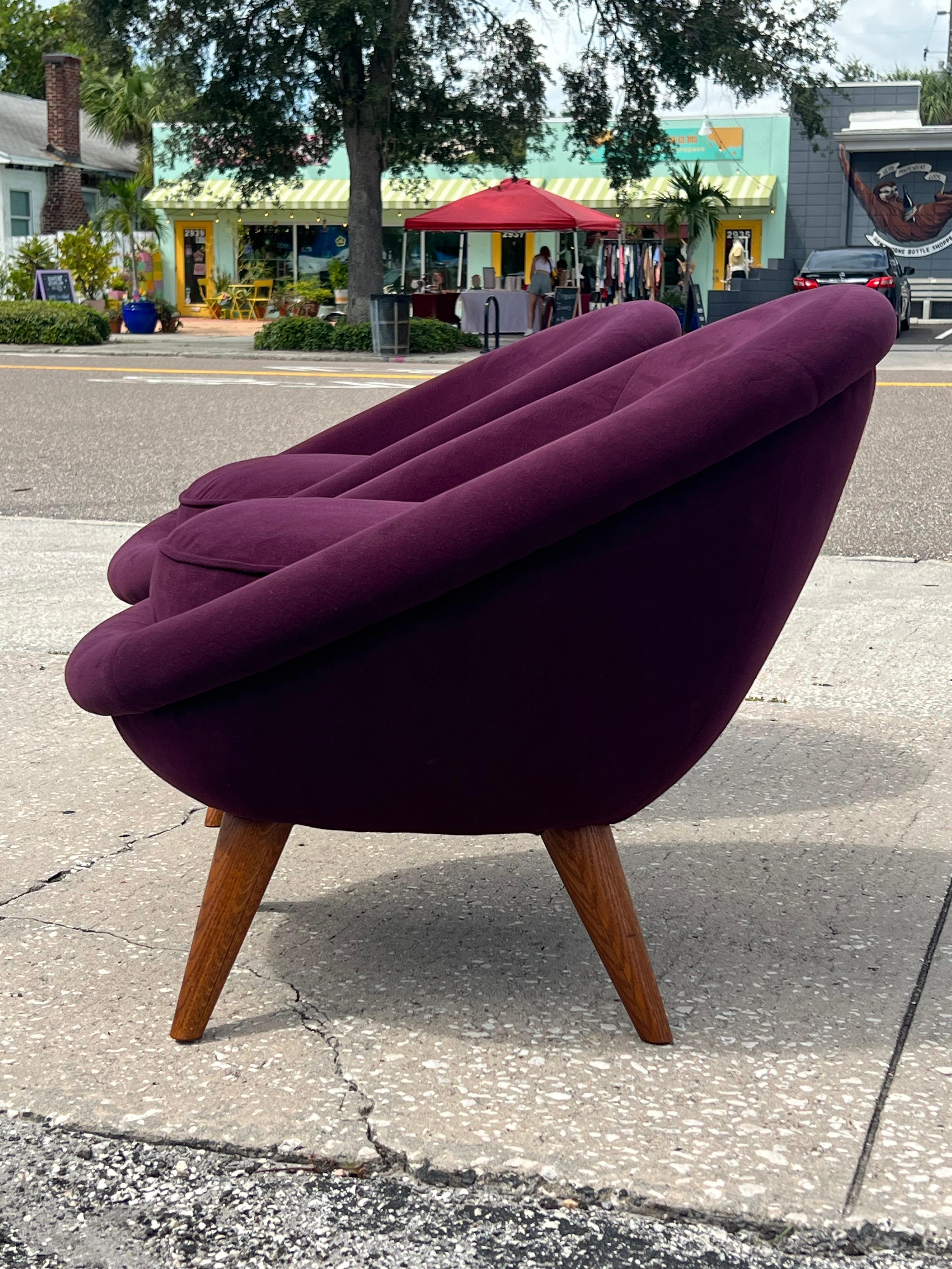 Fin du 20e siècle A Pair of Little Egg Chairs en vente