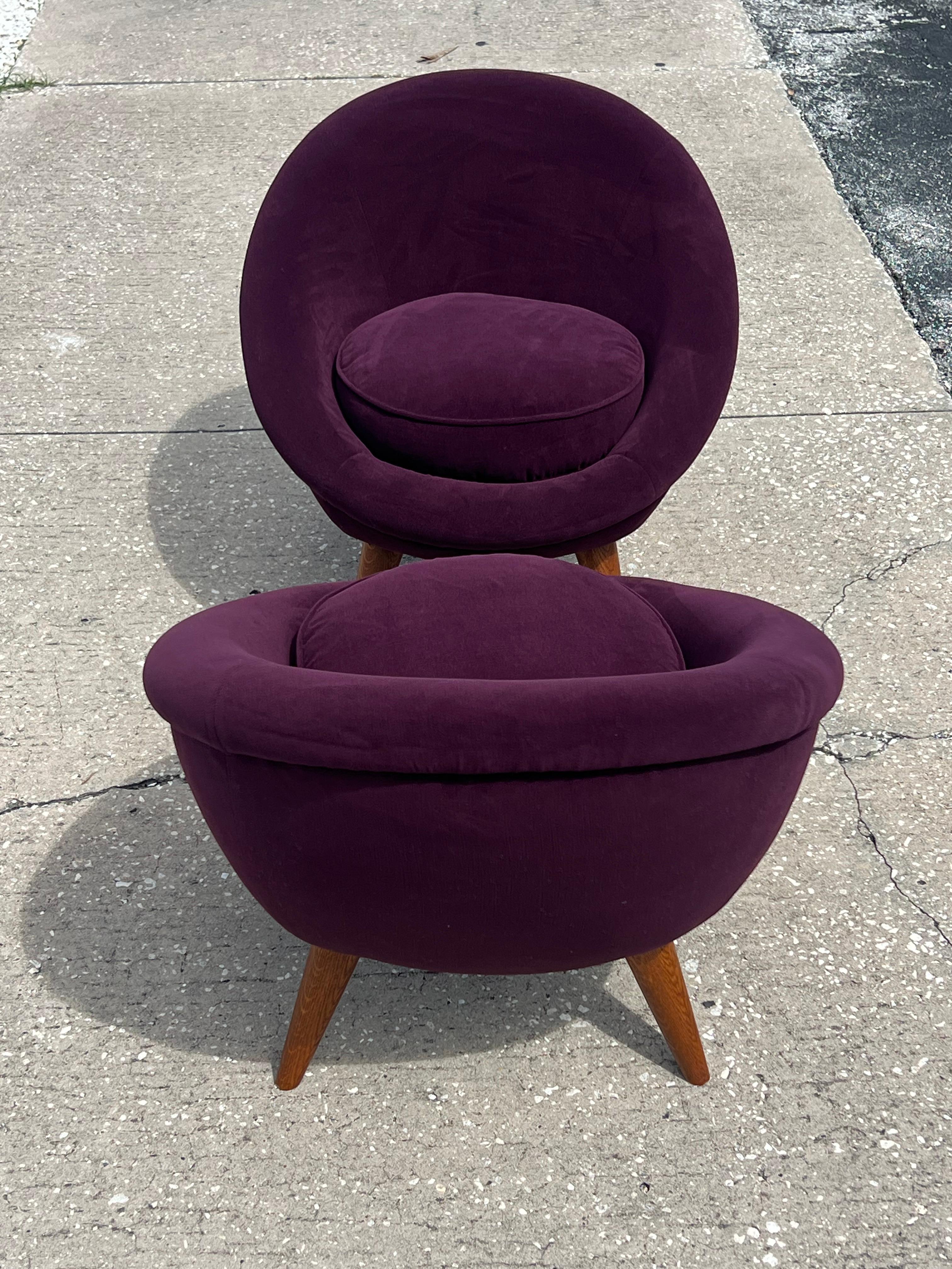 Tissu d'ameublement A Pair of Little Egg Chairs en vente