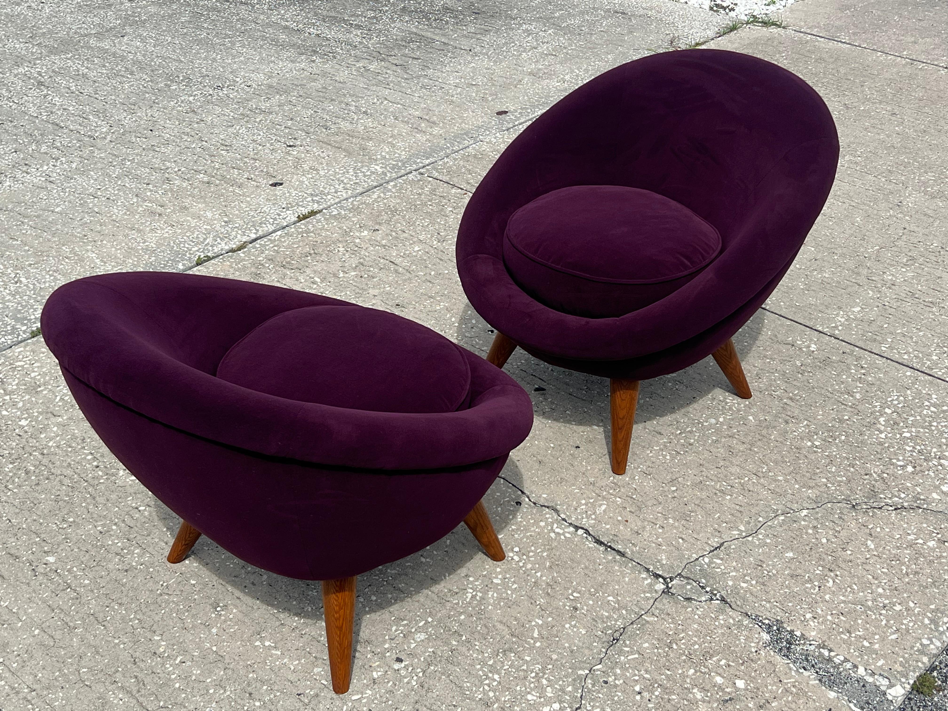 A Pair of Little Egg Chairs en vente 1