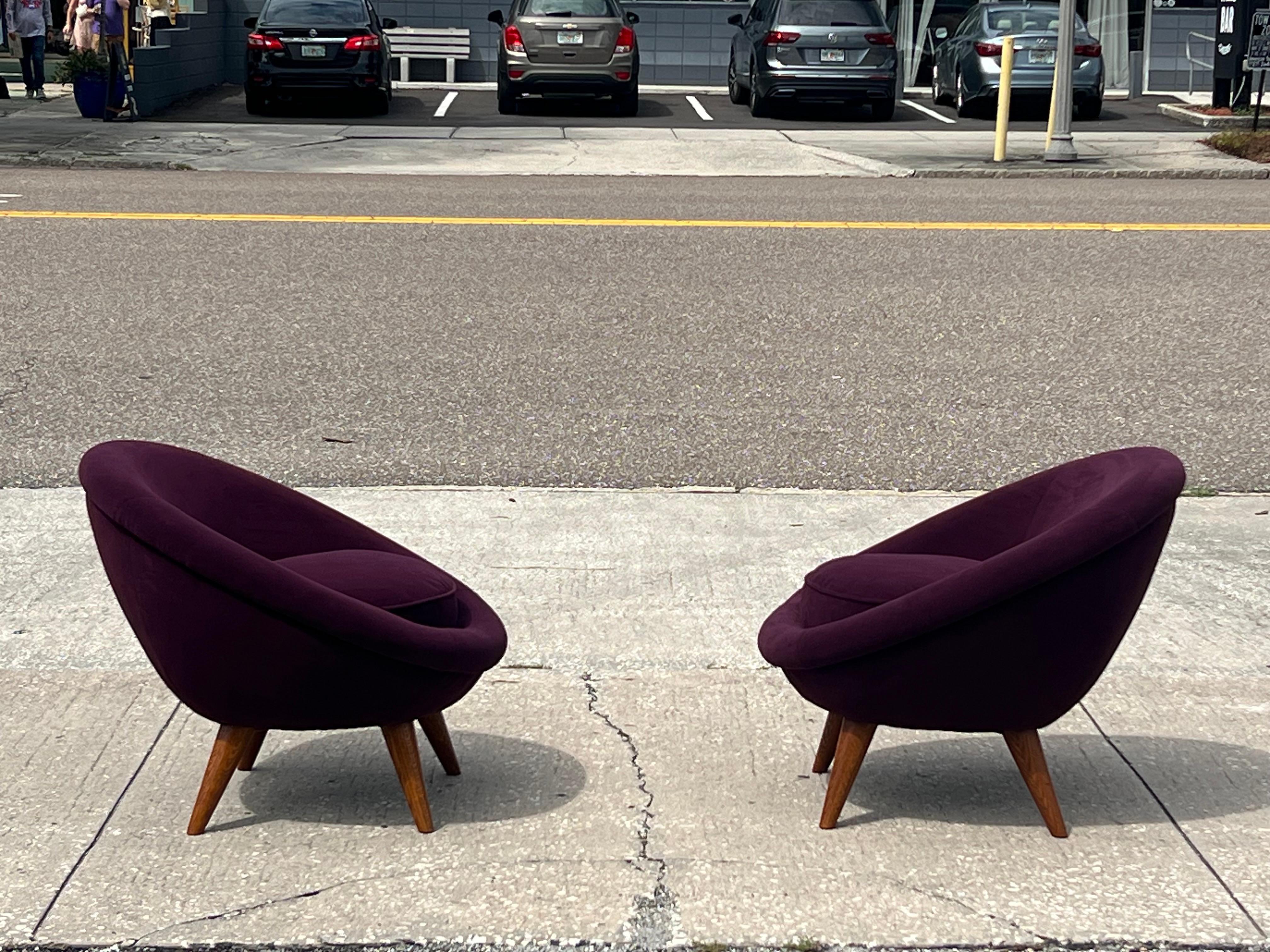 A Pair of Little Egg Chairs en vente 2