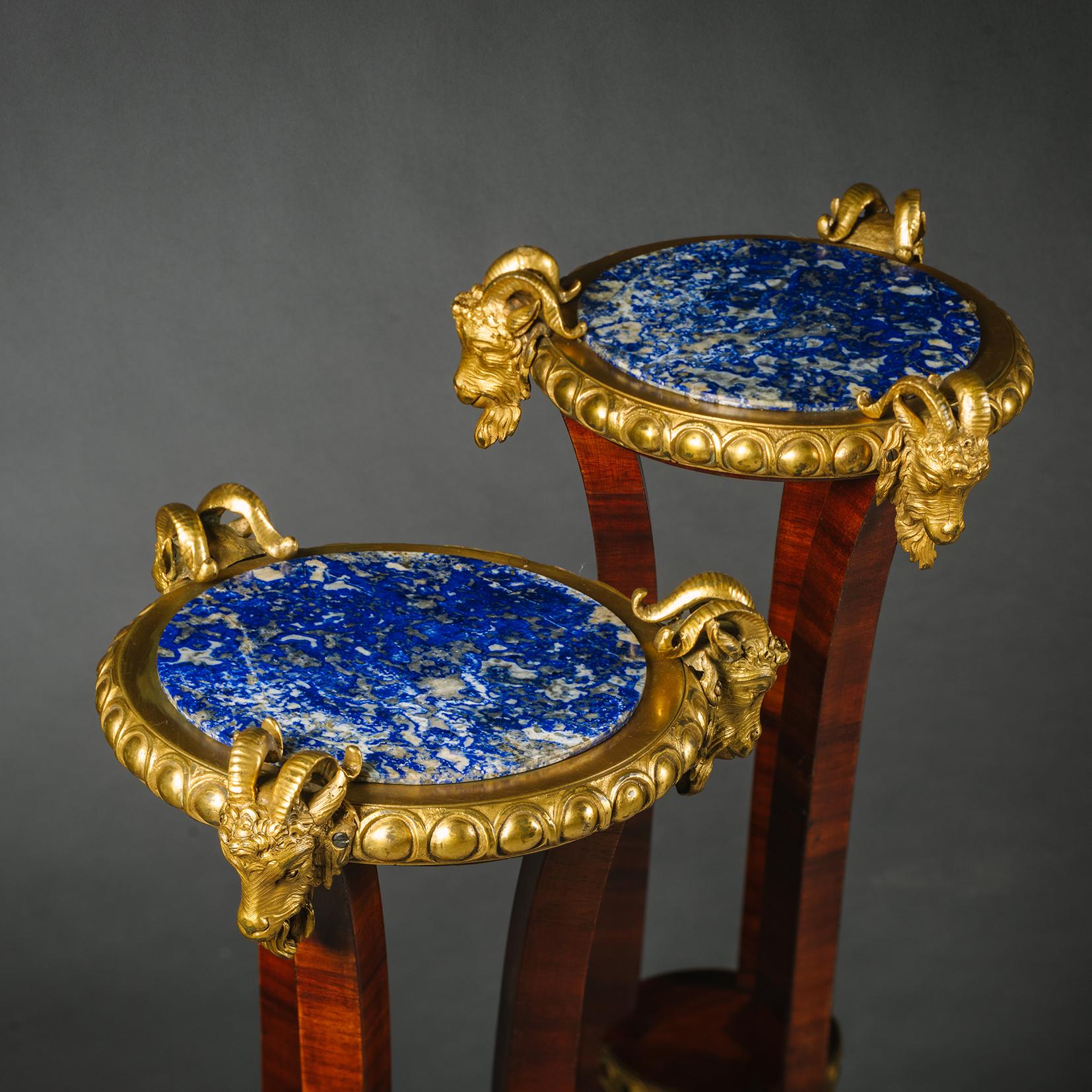 Ein Paar Louis Philippe Periode Gold-Bronze, Mahagoni und Lapis Guéridons (Französisch) im Angebot