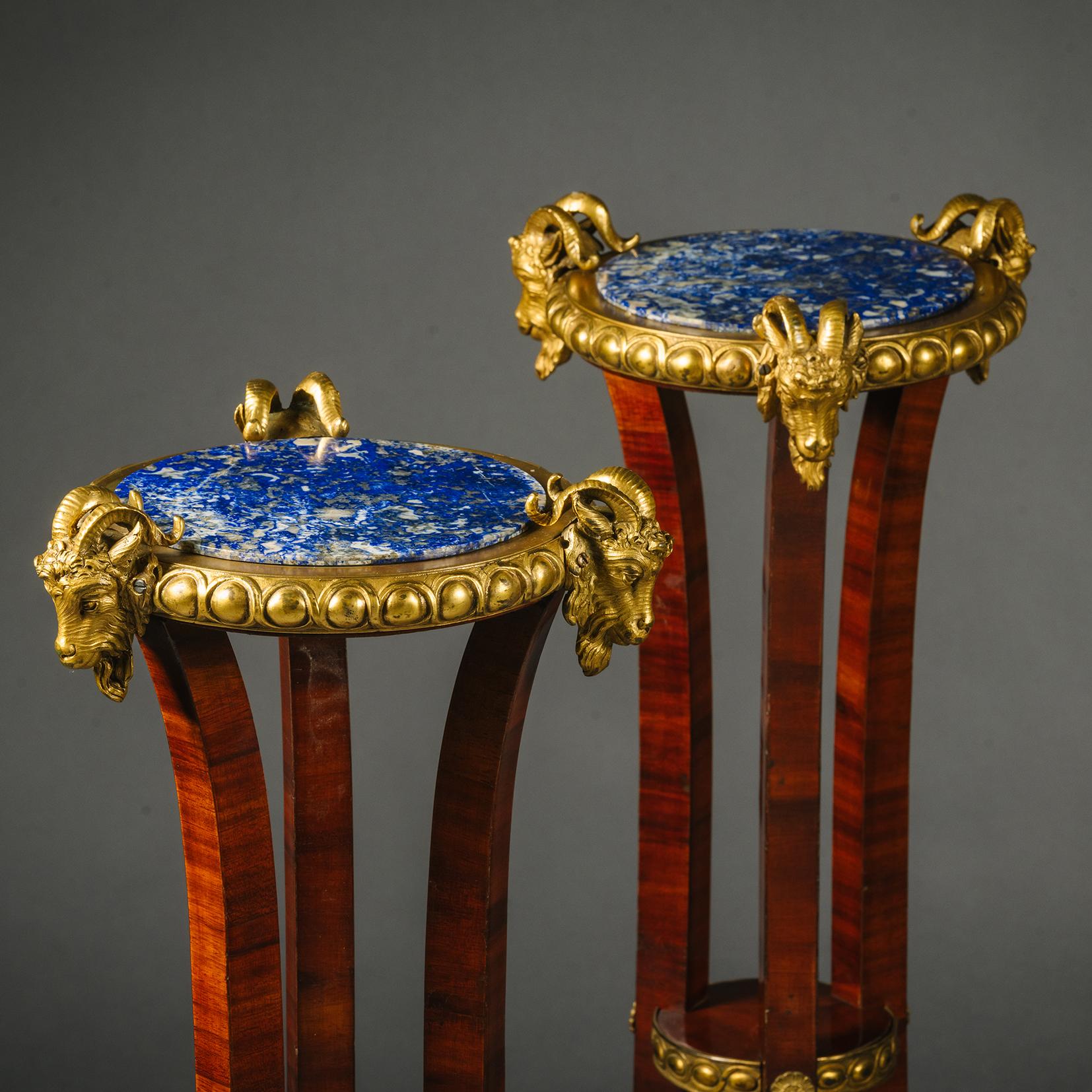 Ein Paar Louis Philippe Periode Gold-Bronze, Mahagoni und Lapis Guéridons (Lapis Lazuli) im Angebot