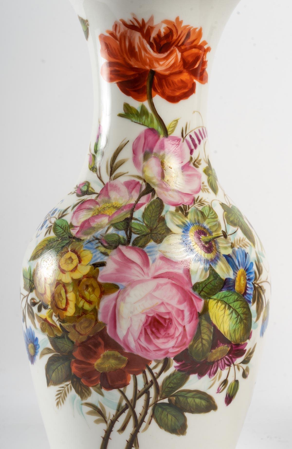 A pair of Louis Philippe Old Paris porcelain vases, 19th century.
Measures: H: 34 cm, D: 19 cm.