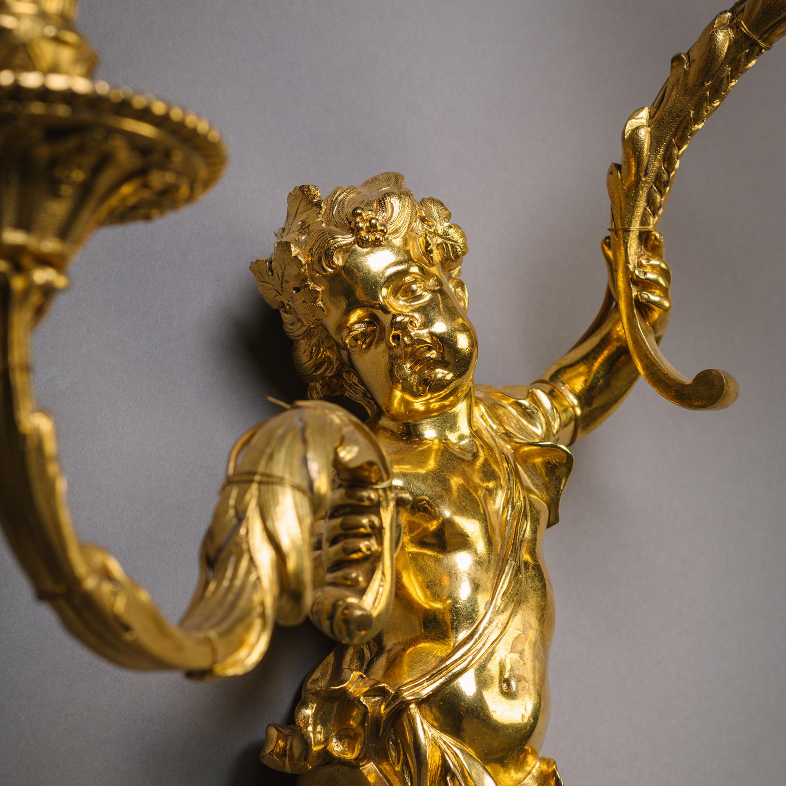 Doré Paire d'appliques murales à deux lumières de style Louis XIV en bronze doré en vente