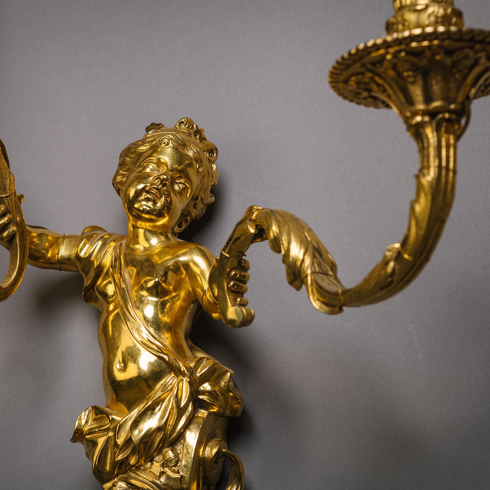 Ein Paar Wandleuchten aus vergoldeter Bronze im Louis XIV.-Stil mit zwei Leuchten (19. Jahrhundert) im Angebot