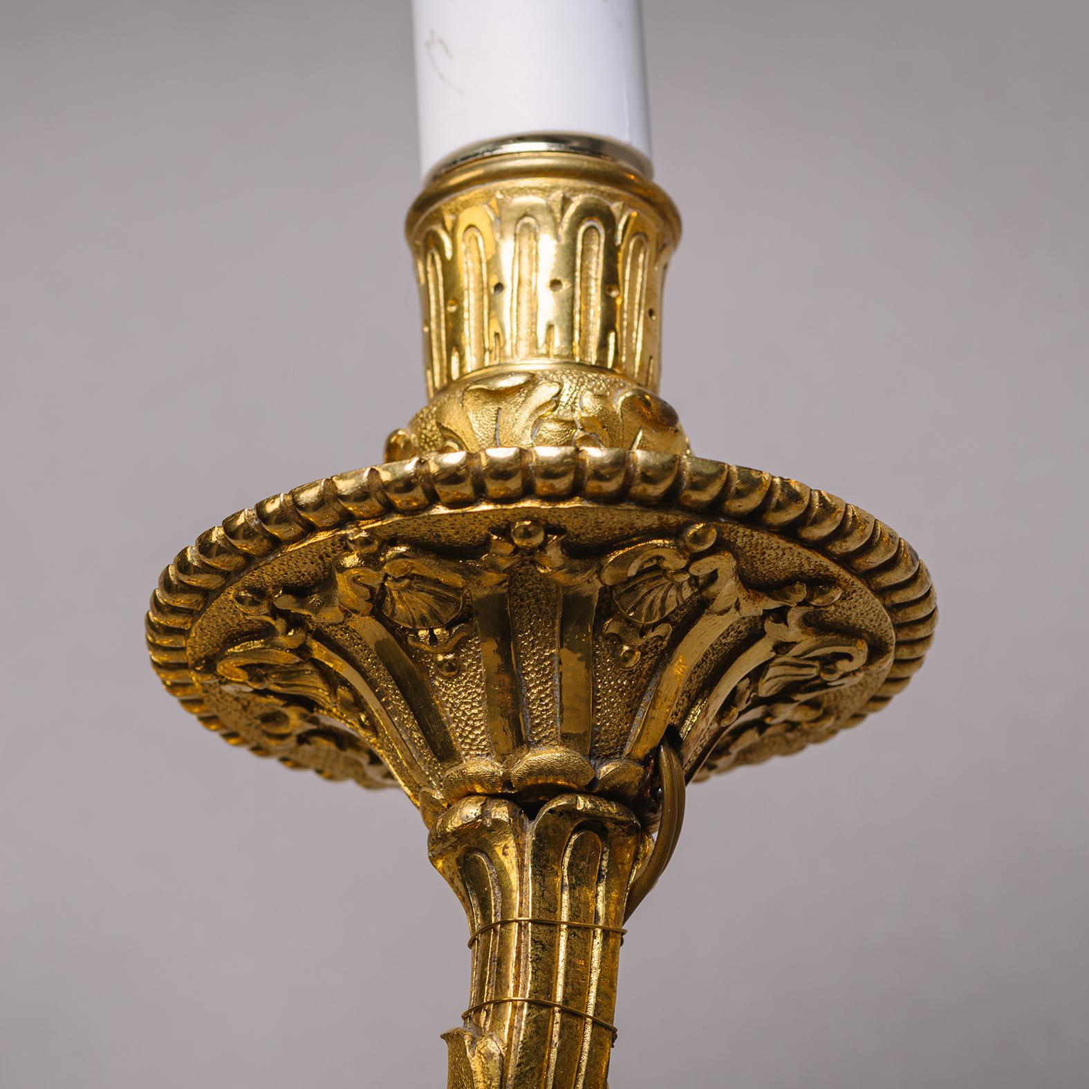 Ein Paar Wandleuchten aus vergoldeter Bronze im Louis XIV.-Stil mit zwei Leuchten im Angebot 1