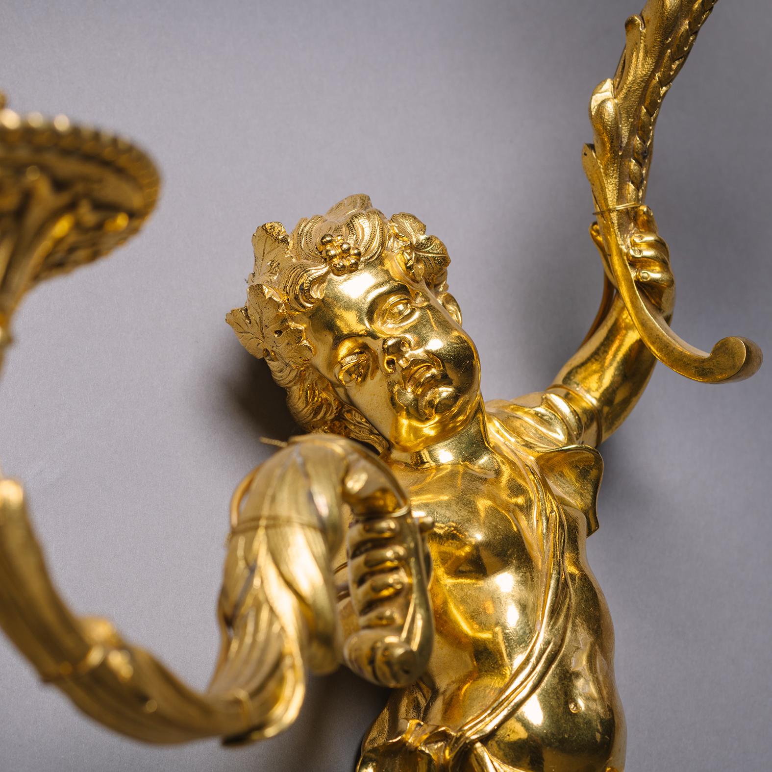 Ein Paar Wandleuchten aus vergoldeter Bronze im Louis XIV.-Stil mit zwei Leuchten im Angebot 2