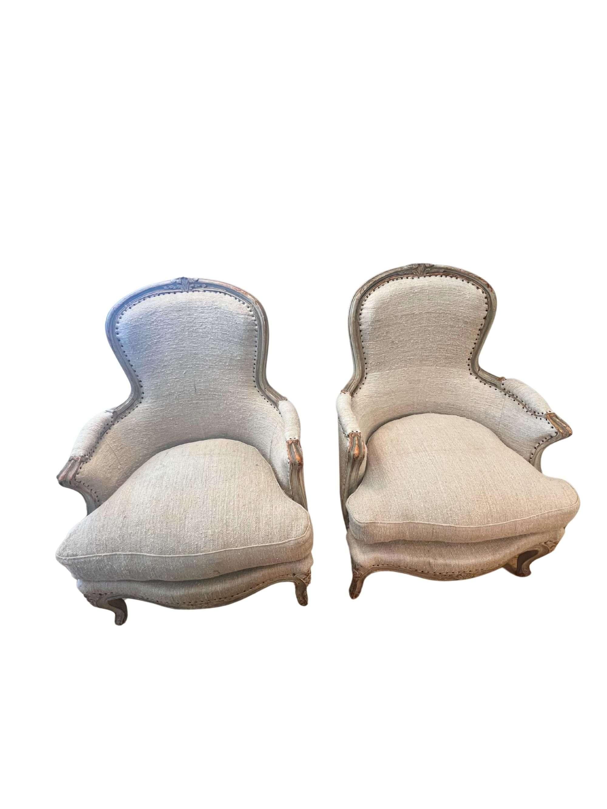 Un par de bergeres estilo Luis XV en lino belga.

Encantadora pareja de sillas bergere de estilo Luis XV, con armazón pintado de blanco grisáceo, elevadas sobre patas cabriolé y tapizadas en un lino belga neutro. De pequeño tamaño, es ideal para un