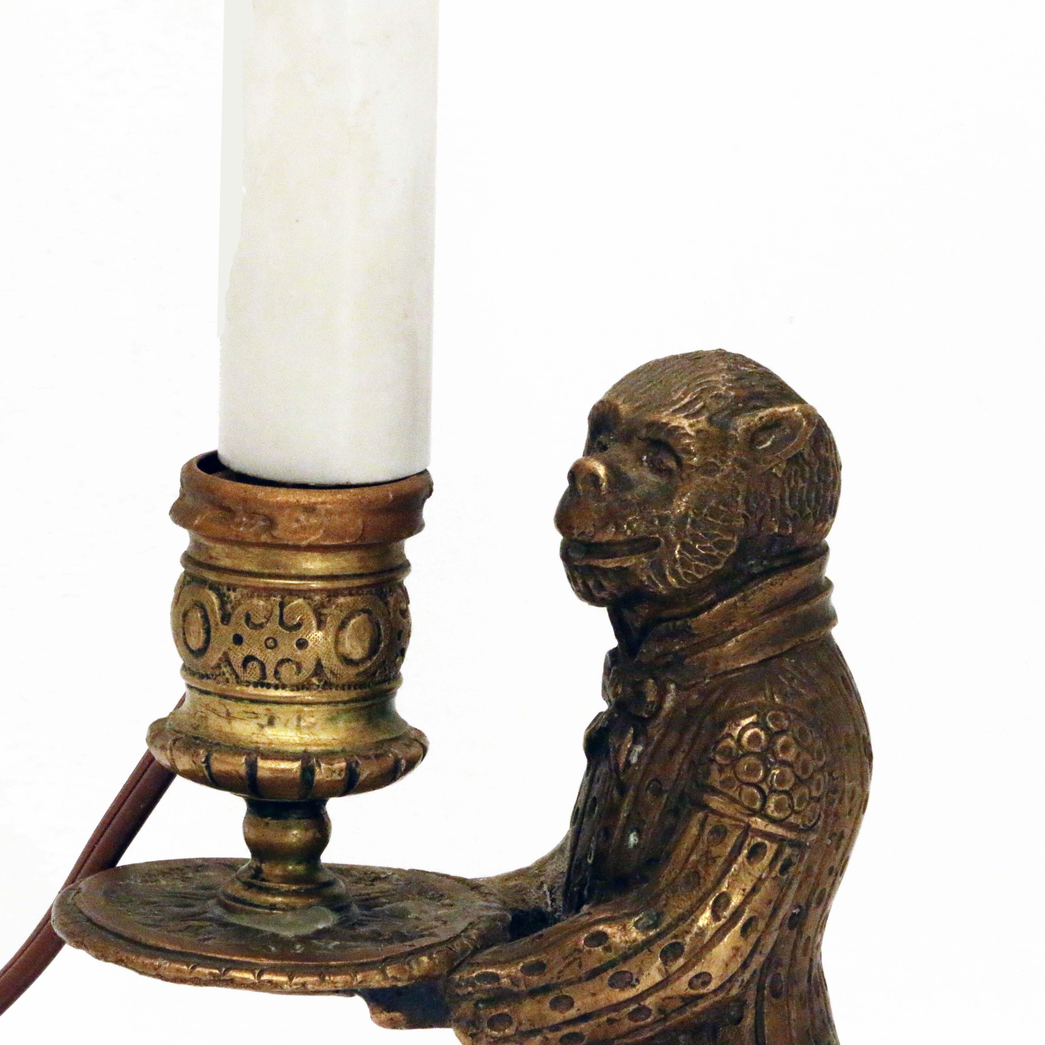 Paar Kerzenständer im Louis-XV-Stil, Modelliert als dienende Affen (Gegossen) im Angebot