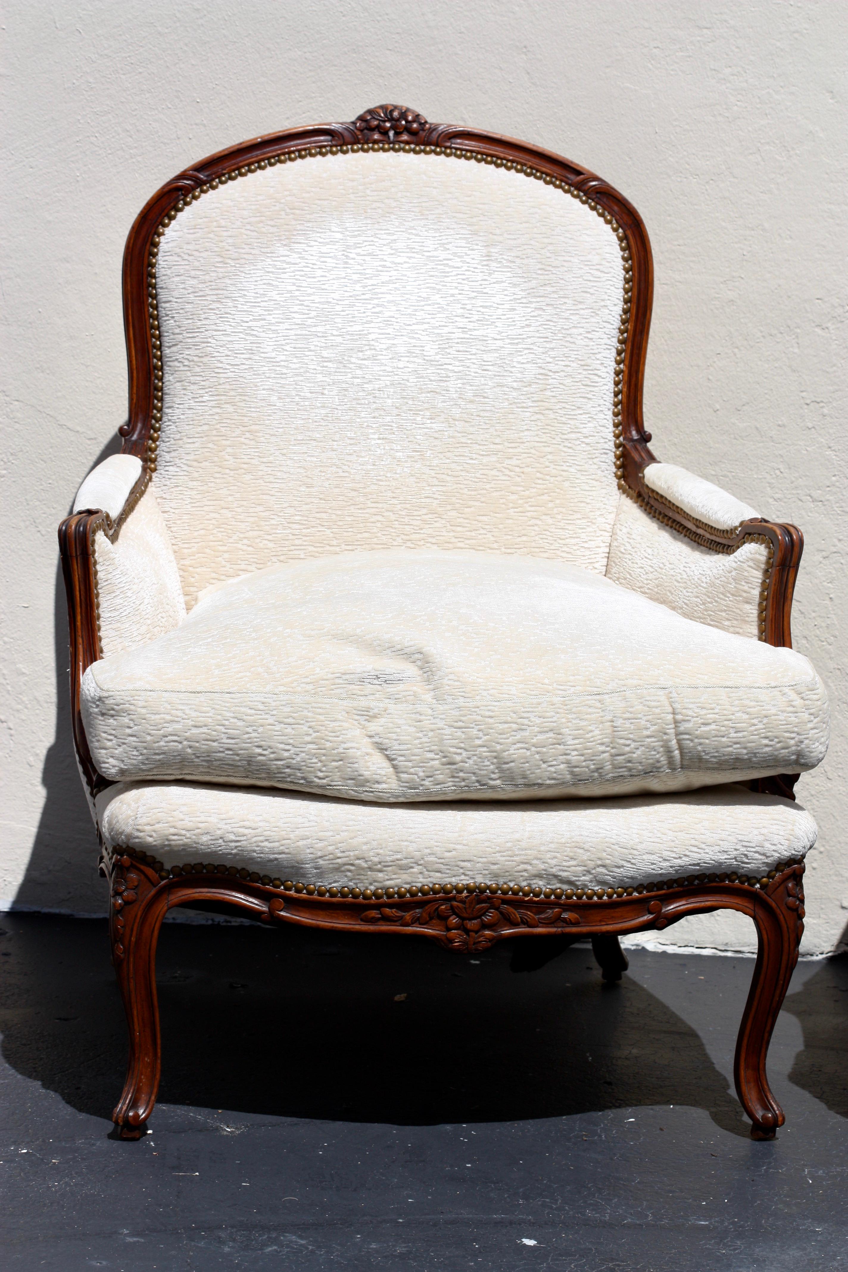 20ième siècle Paire de fauteuils de style Louis XV en bois sculpté en vente