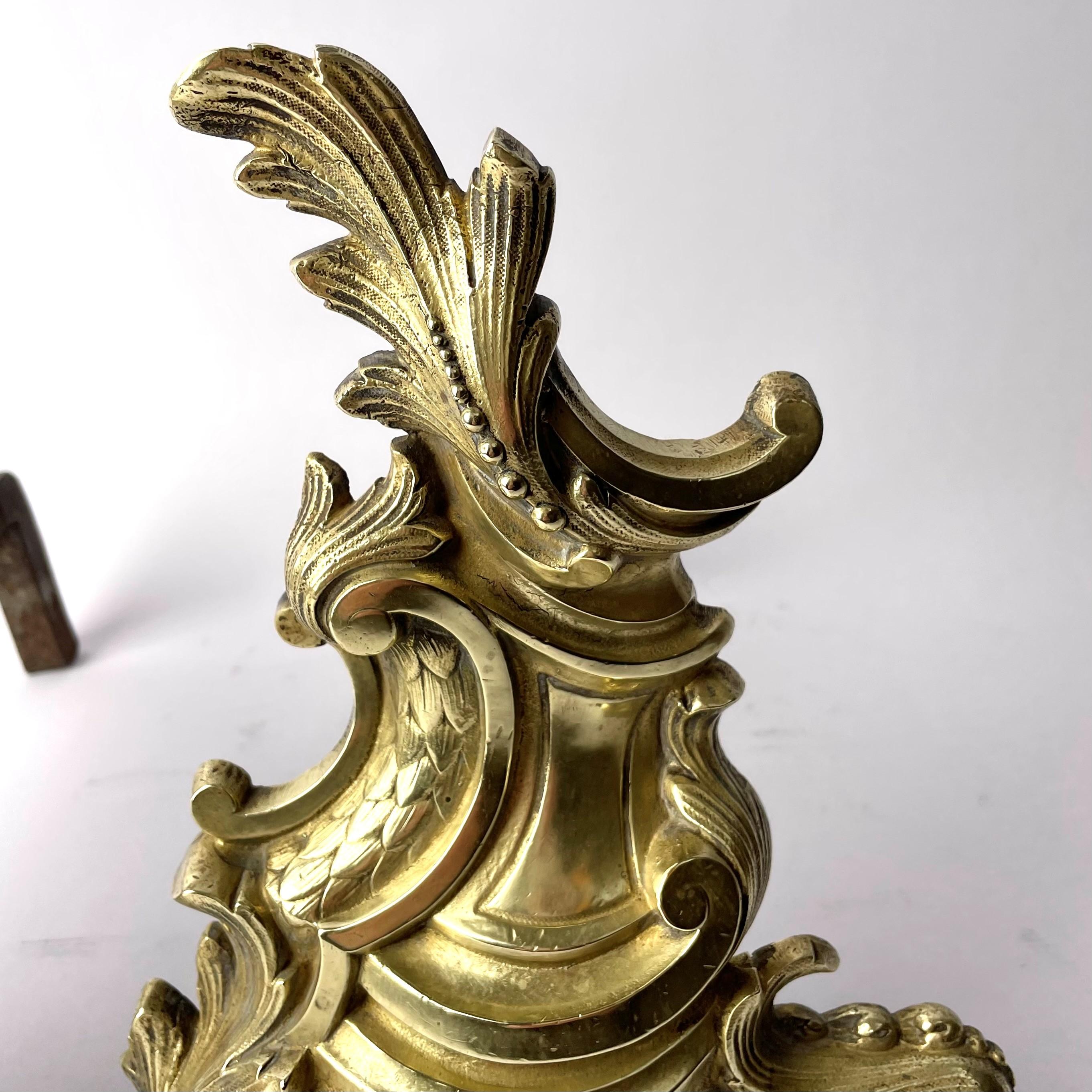 Bronze Paire de chenets de style Louis XV de la fin du XIXe siècle en vente