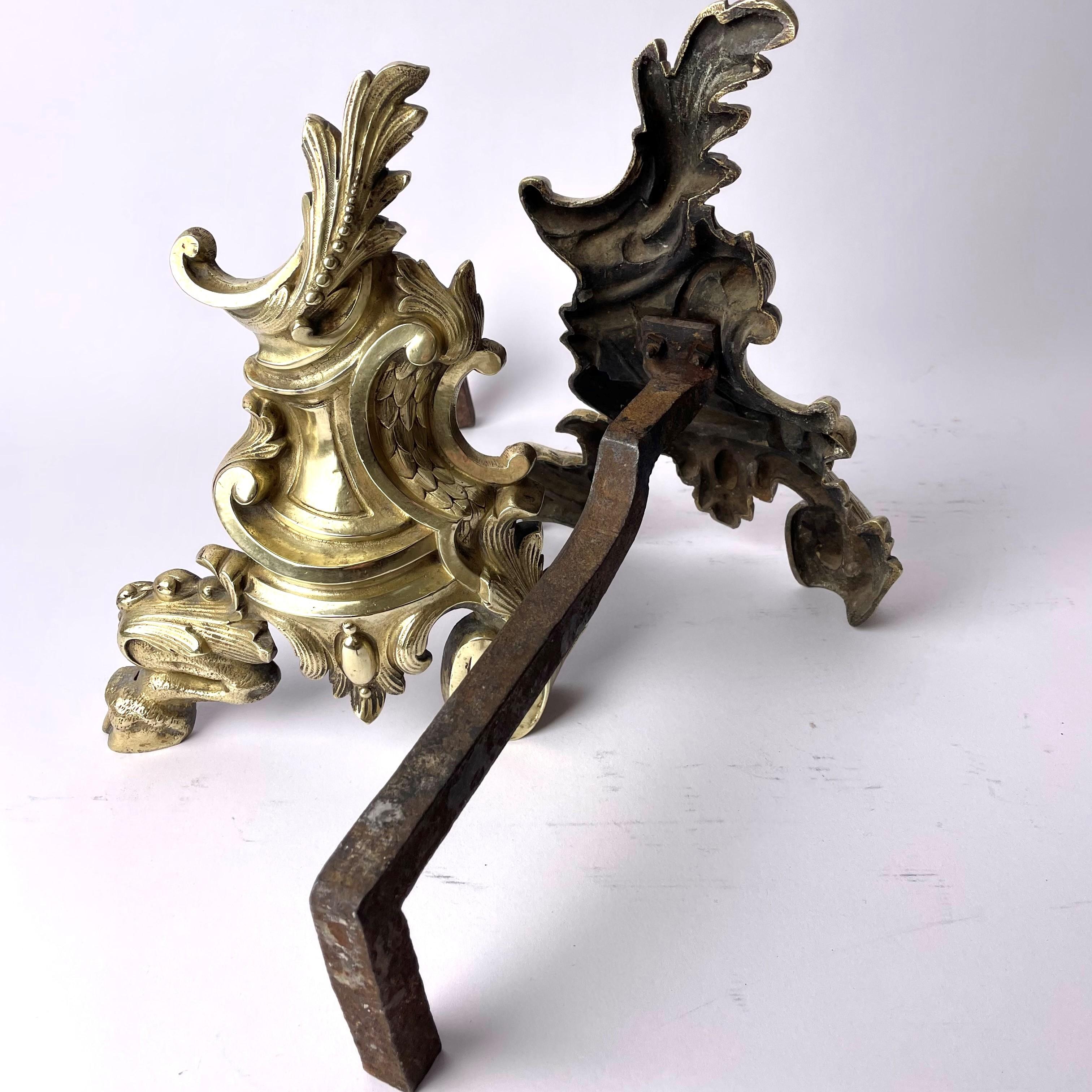 Ein Paar Chenets im Louis-XV-Stil aus dem späten 19. Jahrhundert (Bronze) im Angebot