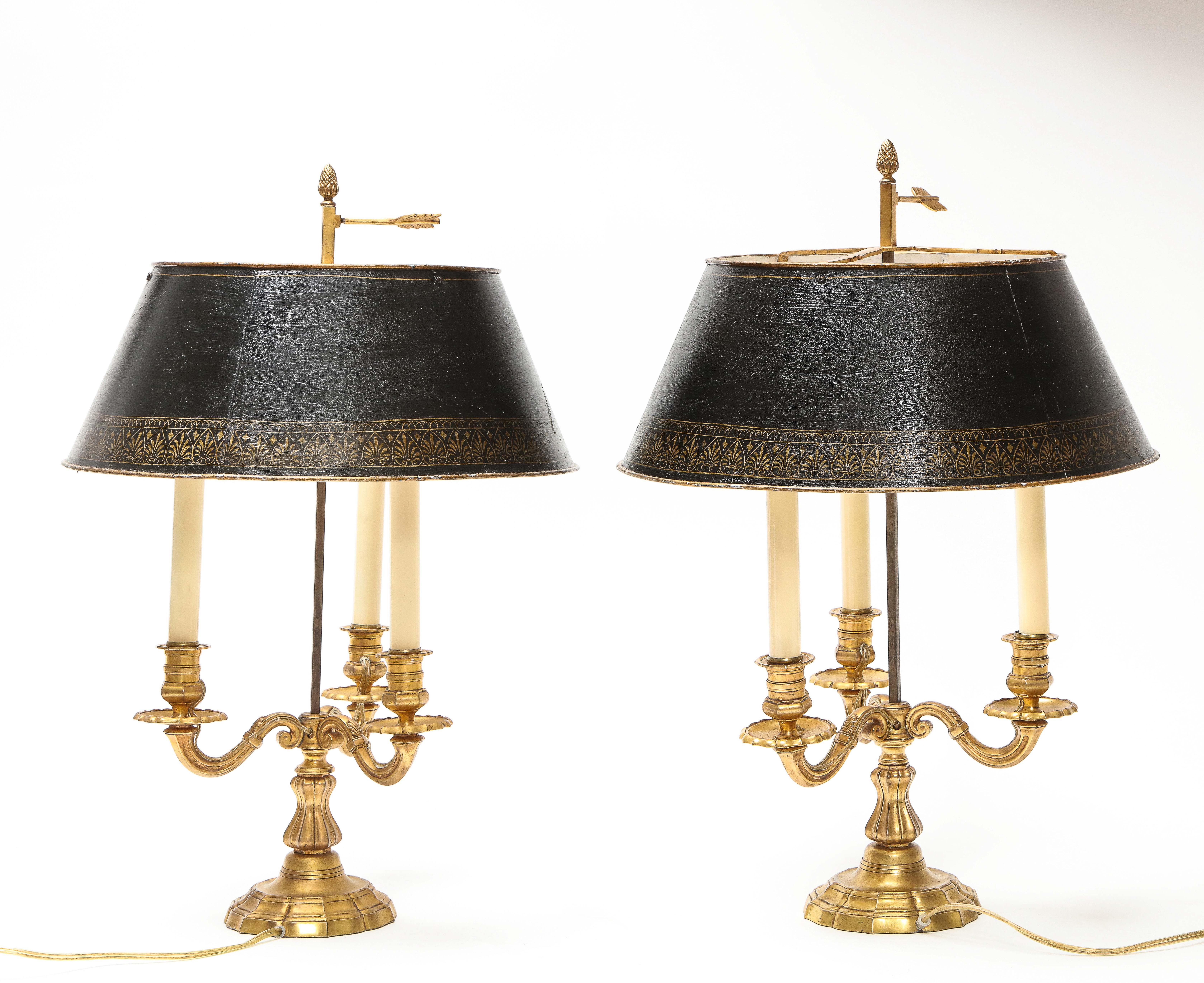 Paar Bouillotte-Schreibtischlampen aus vergoldeter Bronze im Louis-XV-Stil (Louis XV.) im Angebot