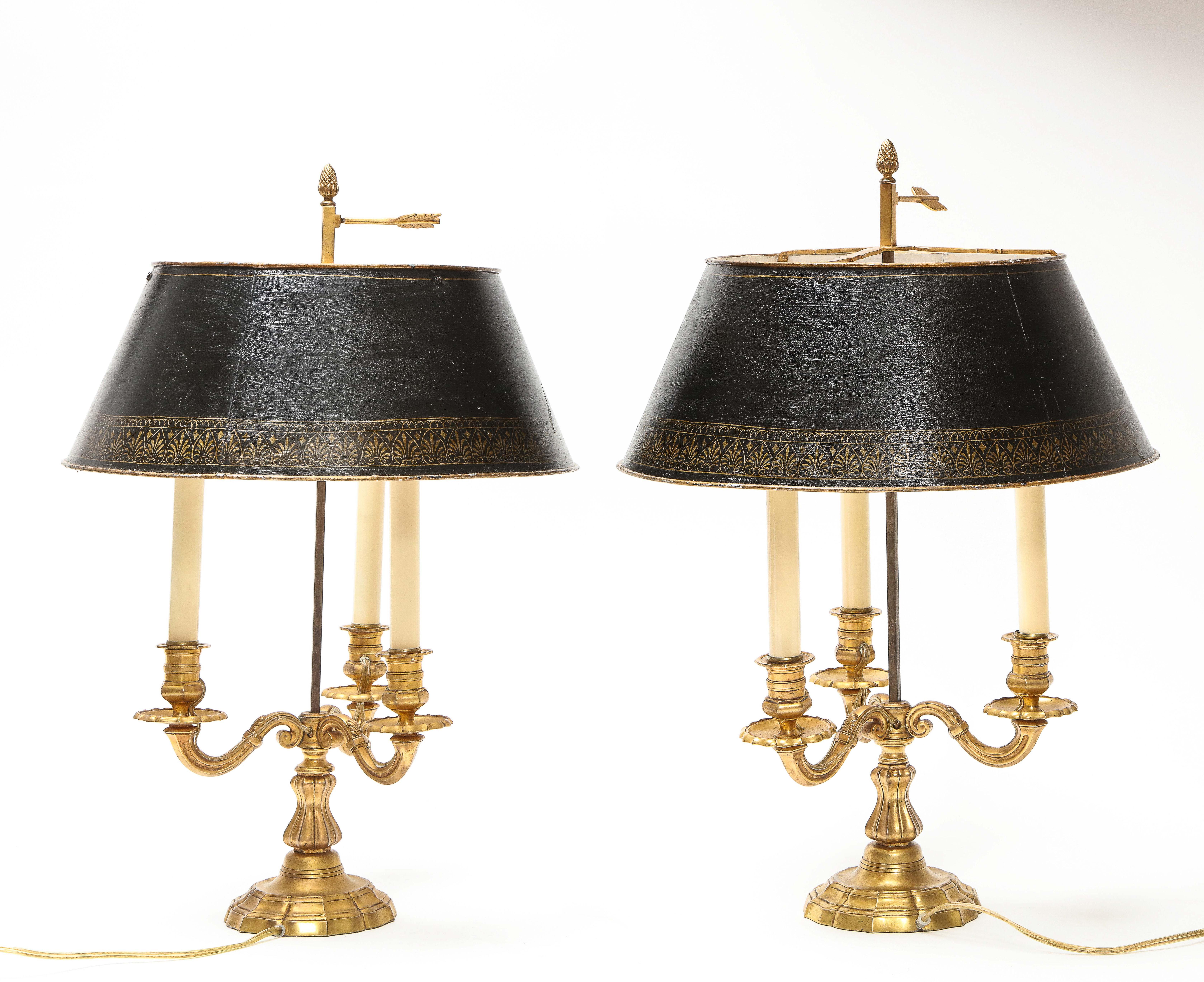 Français Paire de lampes de bureau bouillotte de style Louis XV en bronze doré en vente