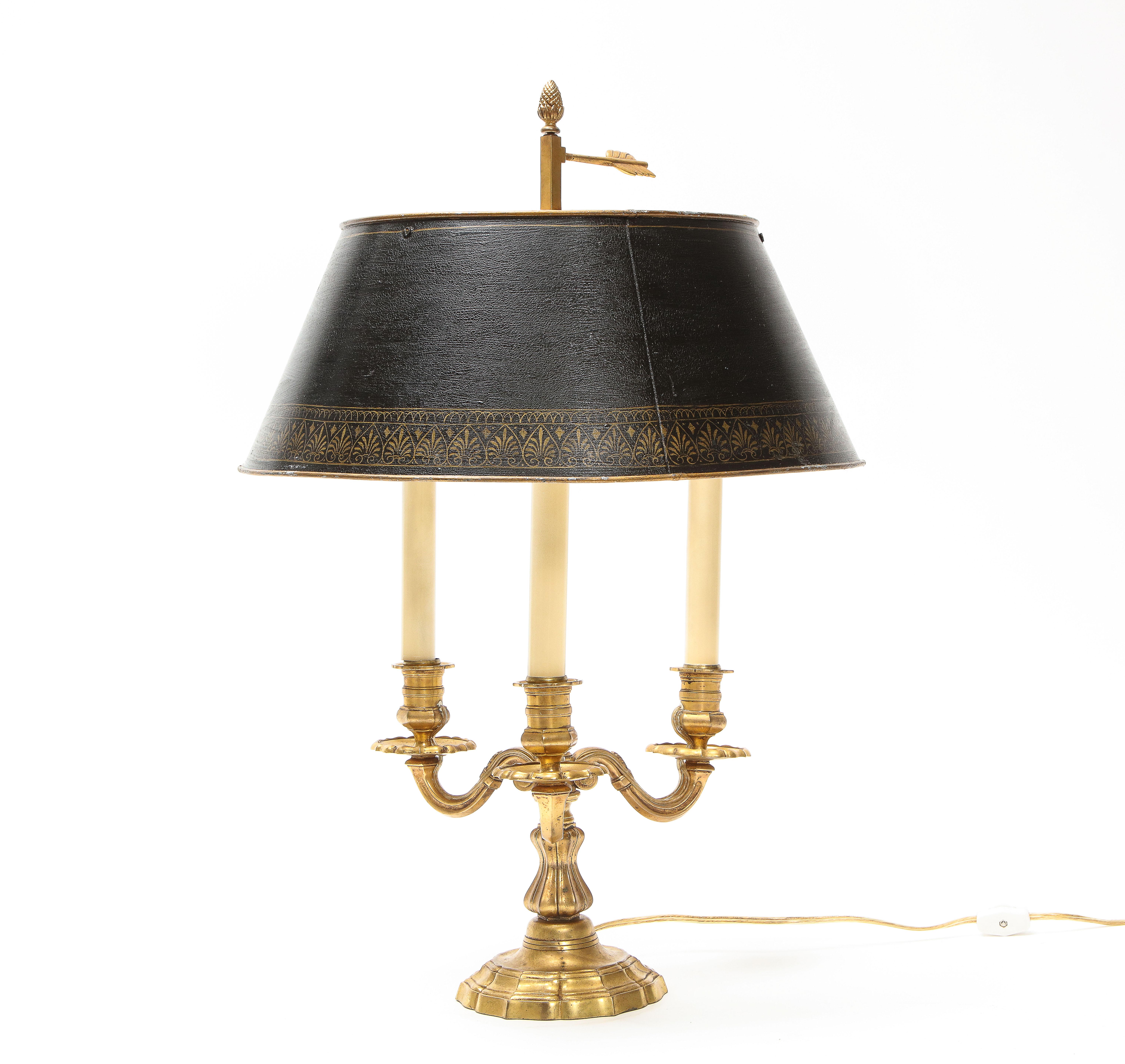 20ième siècle Paire de lampes de bureau bouillotte de style Louis XV en bronze doré en vente