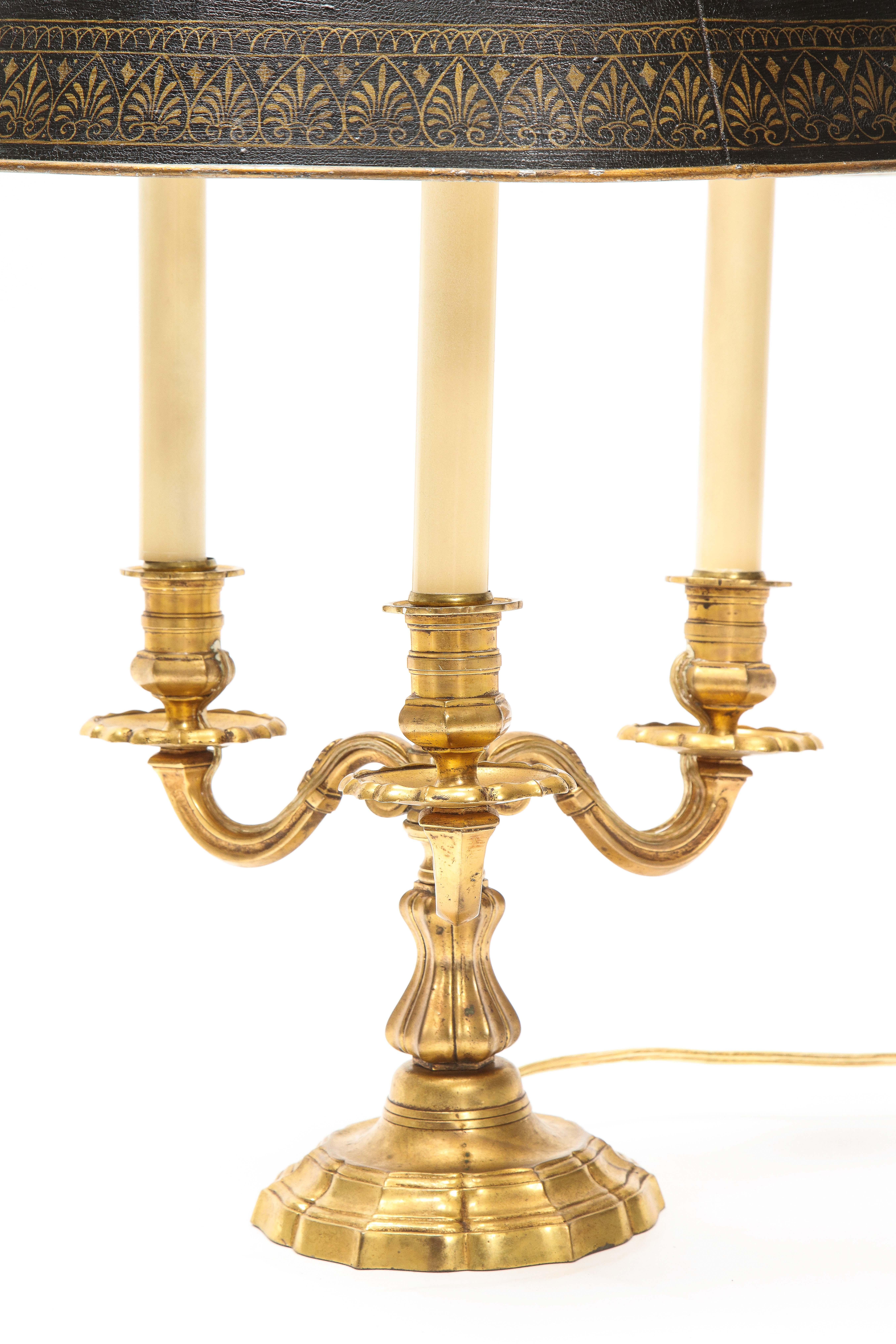 Bronze doré Paire de lampes de bureau bouillotte de style Louis XV en bronze doré en vente