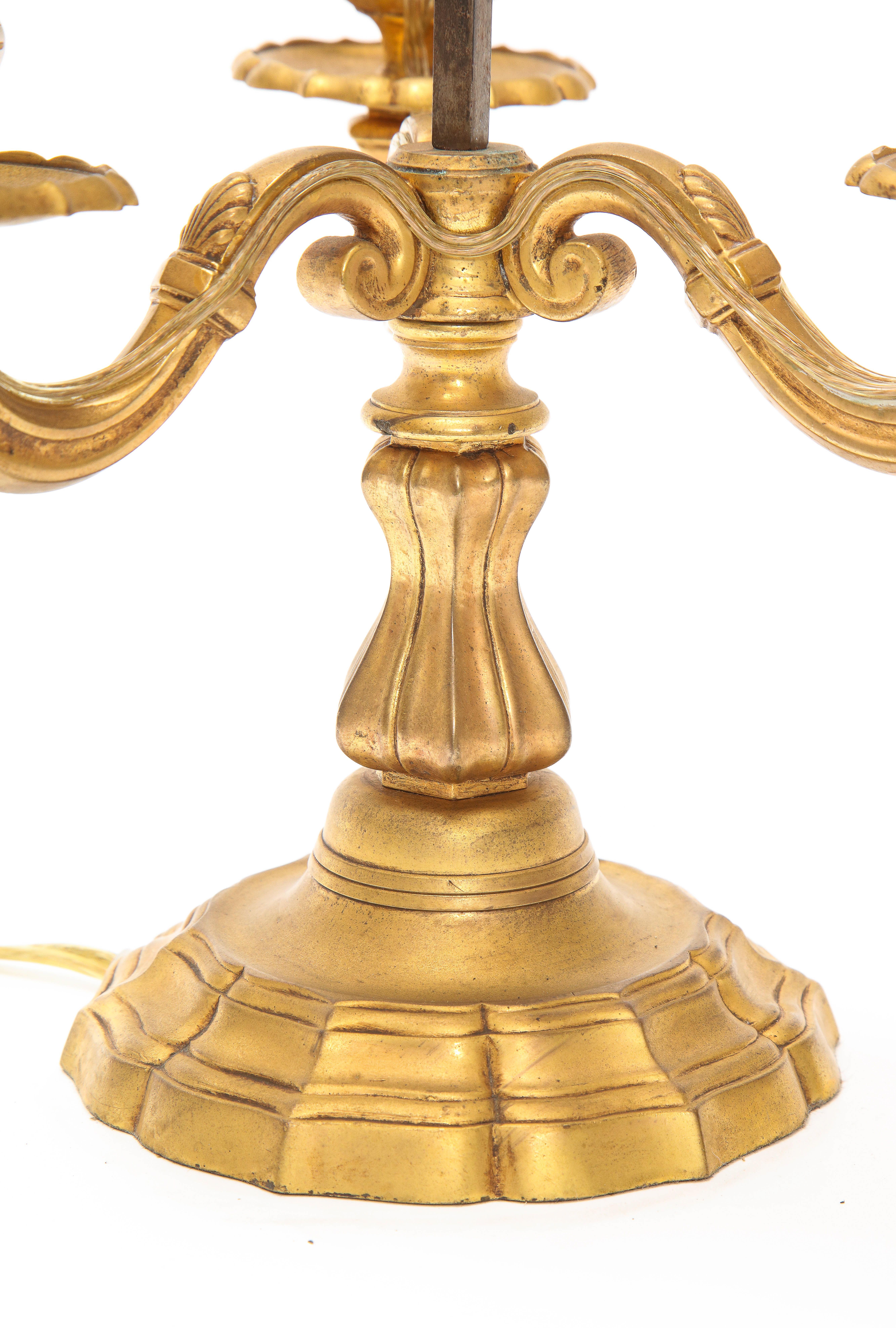 Paar Bouillotte-Schreibtischlampen aus vergoldeter Bronze im Louis-XV-Stil im Angebot 1