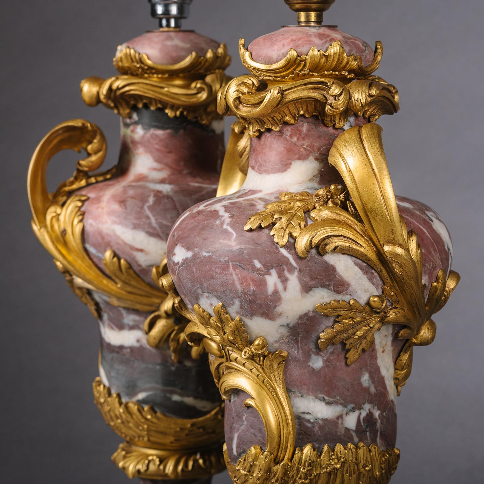 Paar Vasen aus vergoldeter Bronze im Louis-XV-Stil mit rosa Marmorbeschlägen im Louis-XV-Stil, passend zu Lampen (Louis XV.) im Angebot