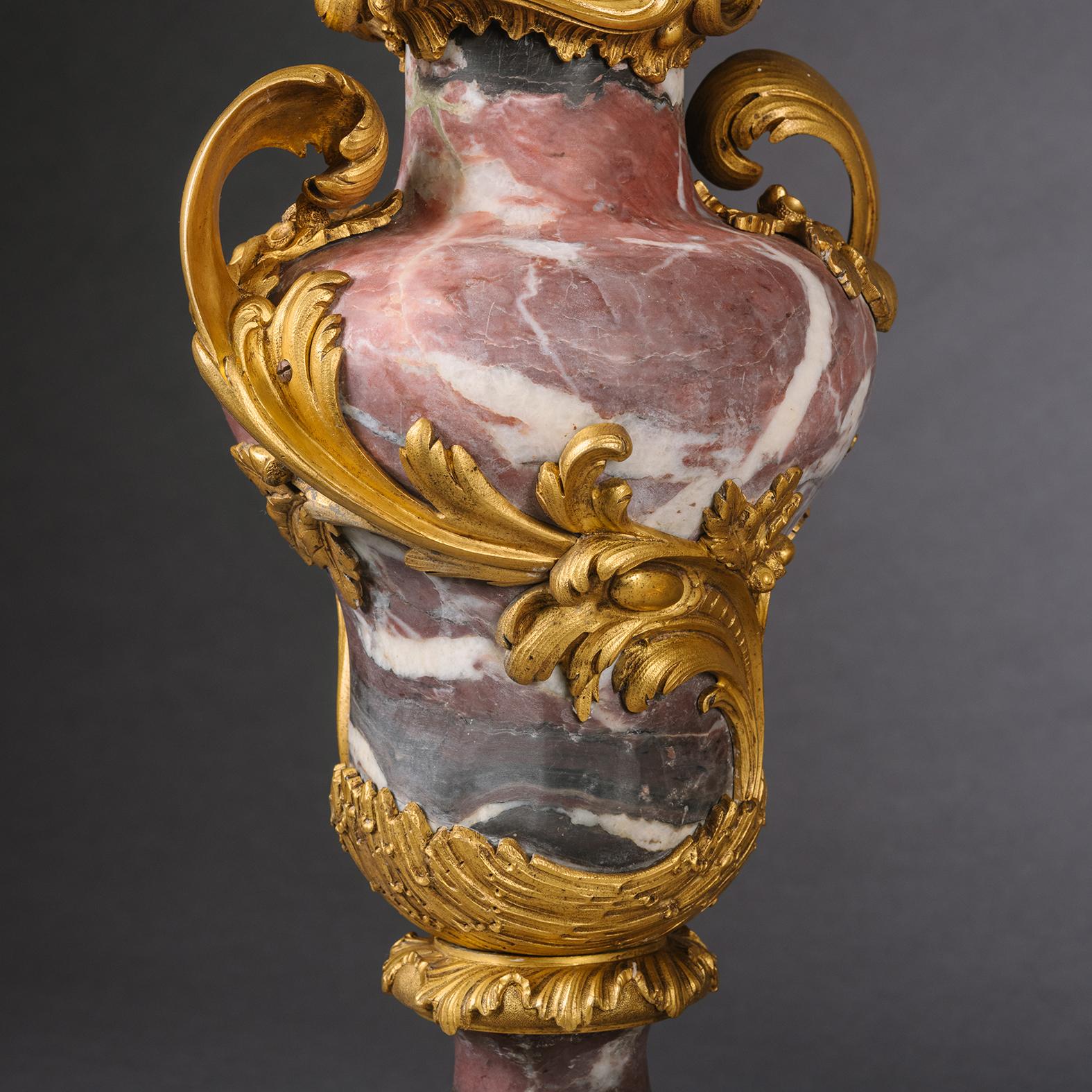 Paar Vasen aus vergoldeter Bronze im Louis-XV-Stil mit rosa Marmorbeschlägen im Louis-XV-Stil, passend zu Lampen (Französisch) im Angebot