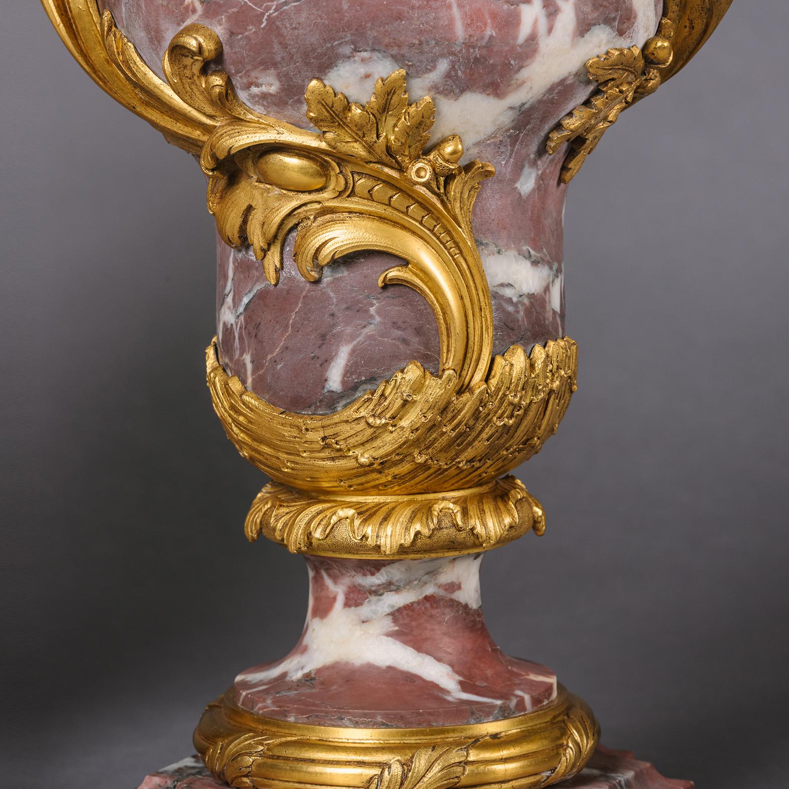Paar Vasen aus vergoldeter Bronze im Louis-XV-Stil mit rosa Marmorbeschlägen im Louis-XV-Stil, passend zu Lampen im Zustand „Gut“ im Angebot in Brighton, West Sussex