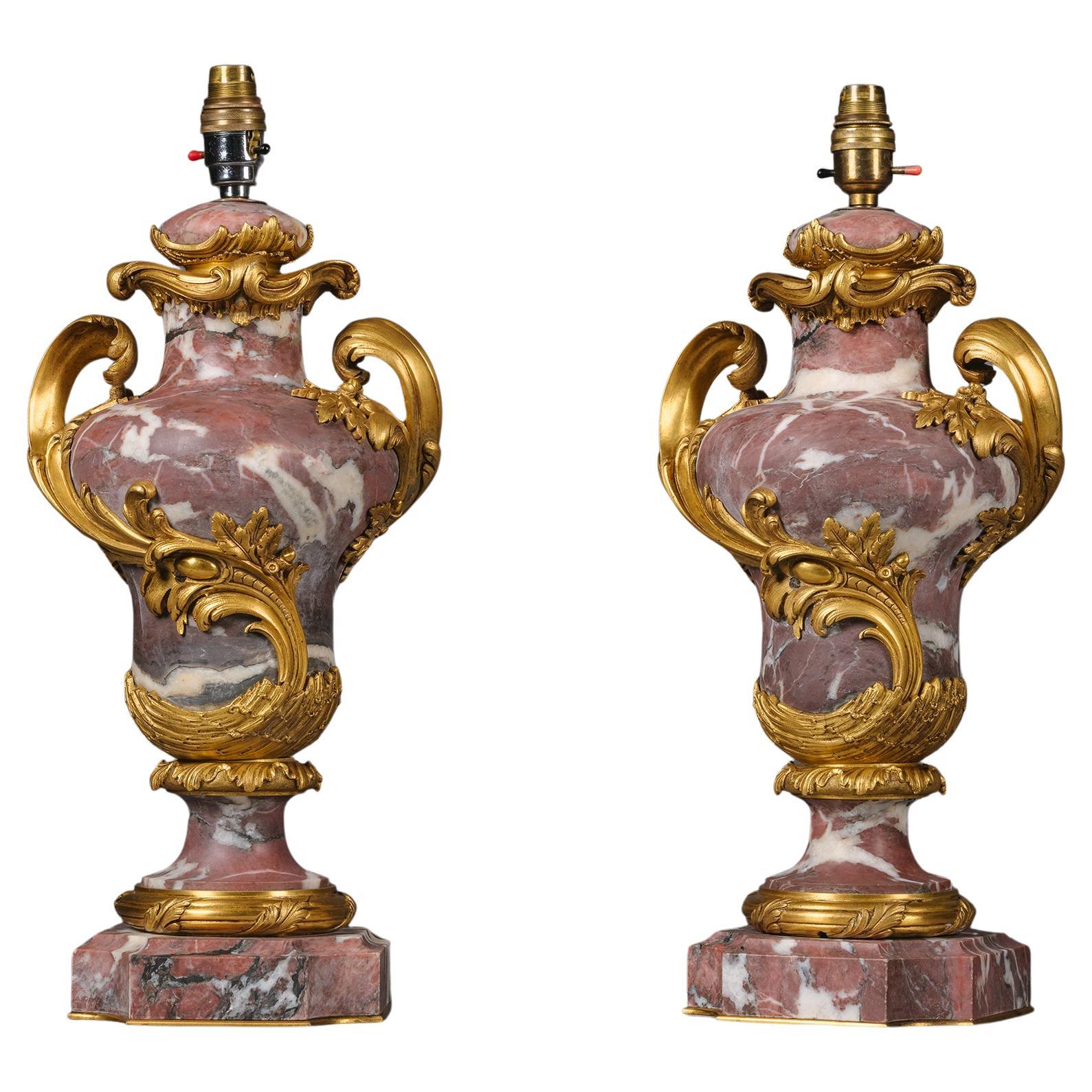 Coppia di vasi in marmo rosa con montatura in bronzo dorato in stile Luigi XV, adatti come lampade