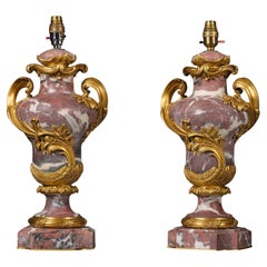 Coppia di vasi in marmo rosa con montatura in bronzo dorato in stile Luigi XV, adatti come lampade